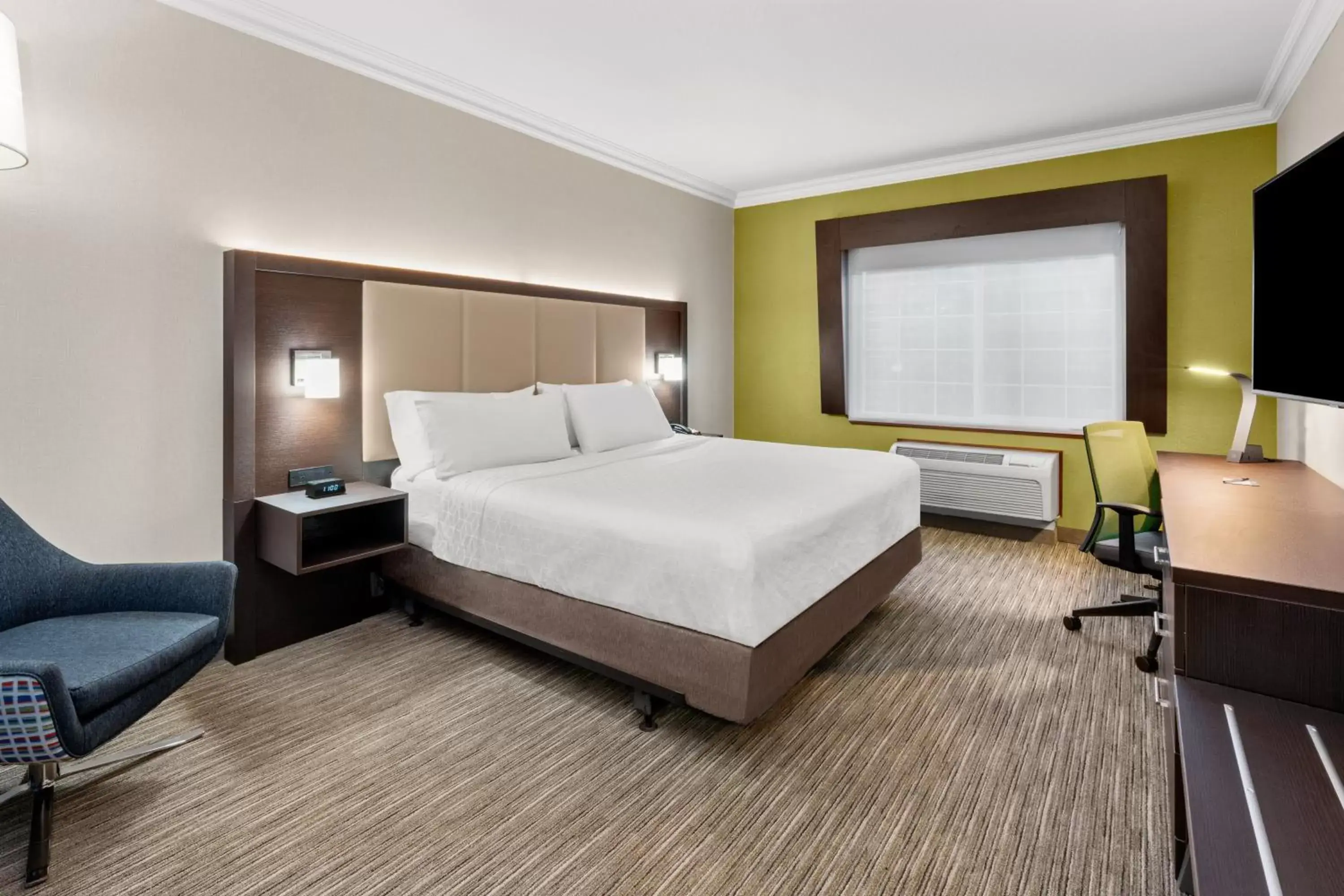 Standard King Room with Mobility Accessible Roll-In Shower in Holiday Inn Express Hotel & Suites Klamath Falls Central, an IHG Hotel Standard King Room with Mobility Accessible Roll-In Shower in Holiday Inn Express Hotel & Suites Klamath Falls Central, an IHG Hotel