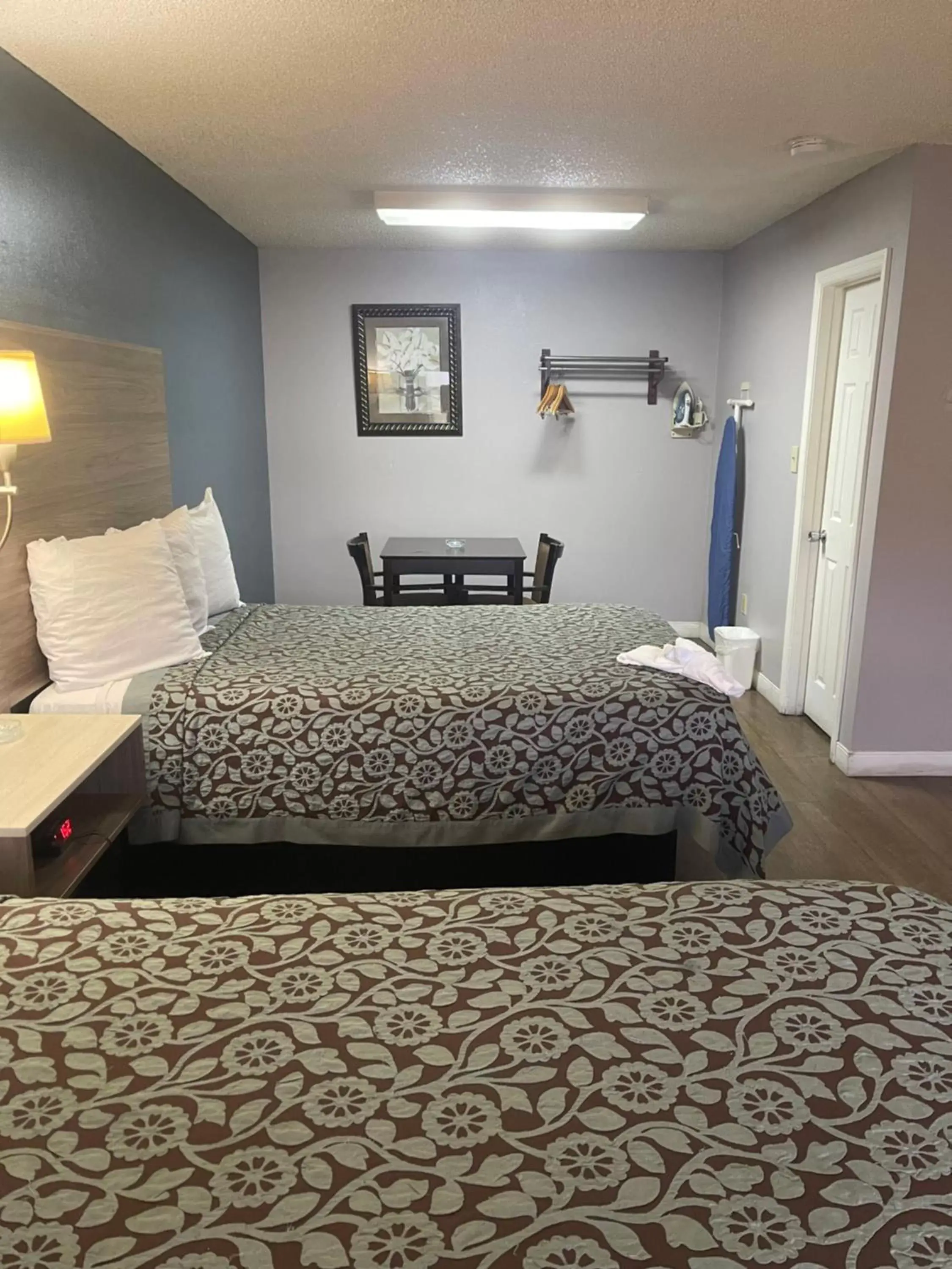 Double Room with Two Double Beds - Smoking in Days Inn by Wyndham Orange City/Deland Double Room with Two Double Beds - Smoking in Days Inn by Wyndham Orange City/Deland