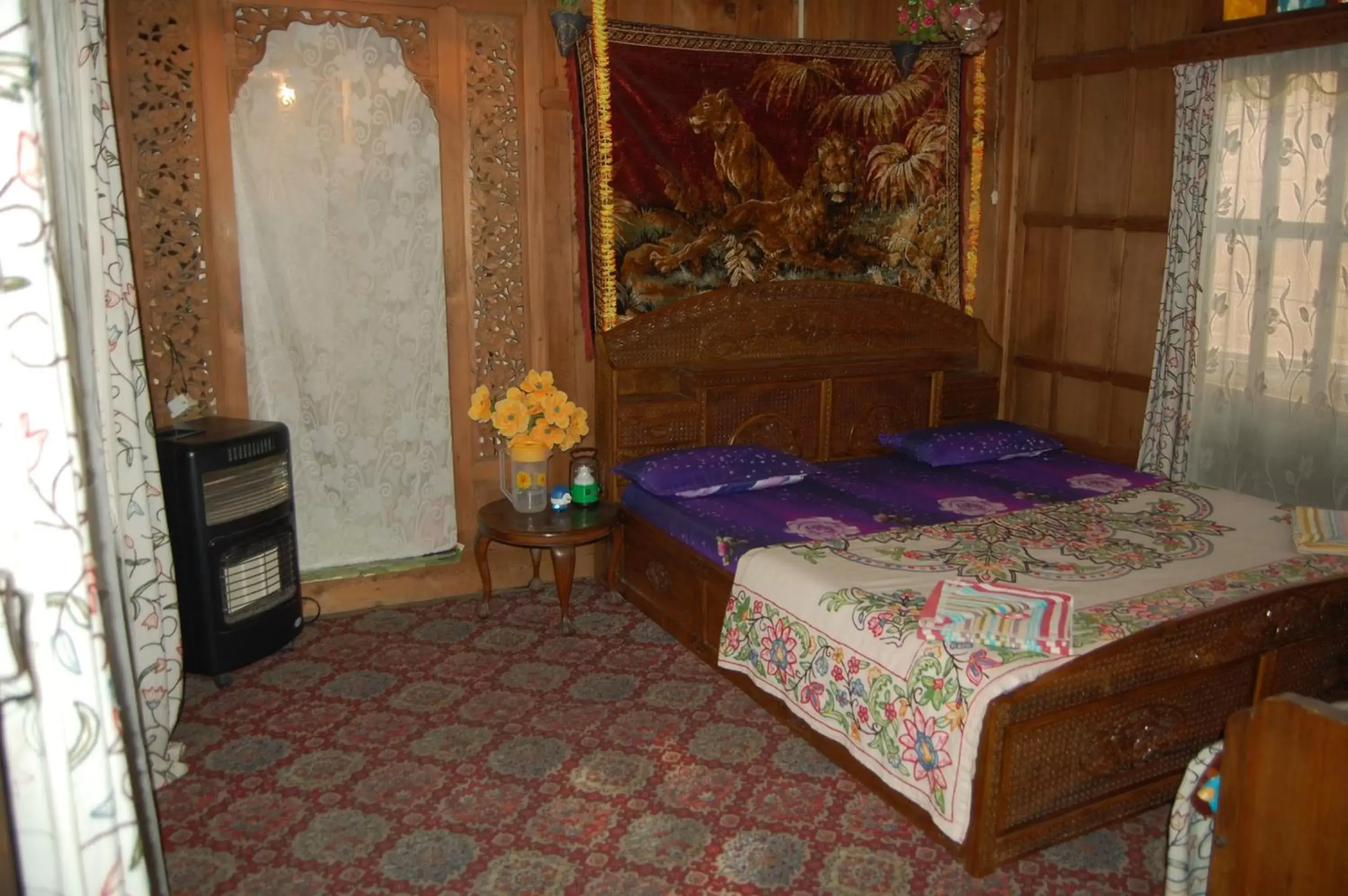 Economy Twin Room in Houseboat Zaindari Palace Economy Twin Room in Houseboat Zaindari Palace