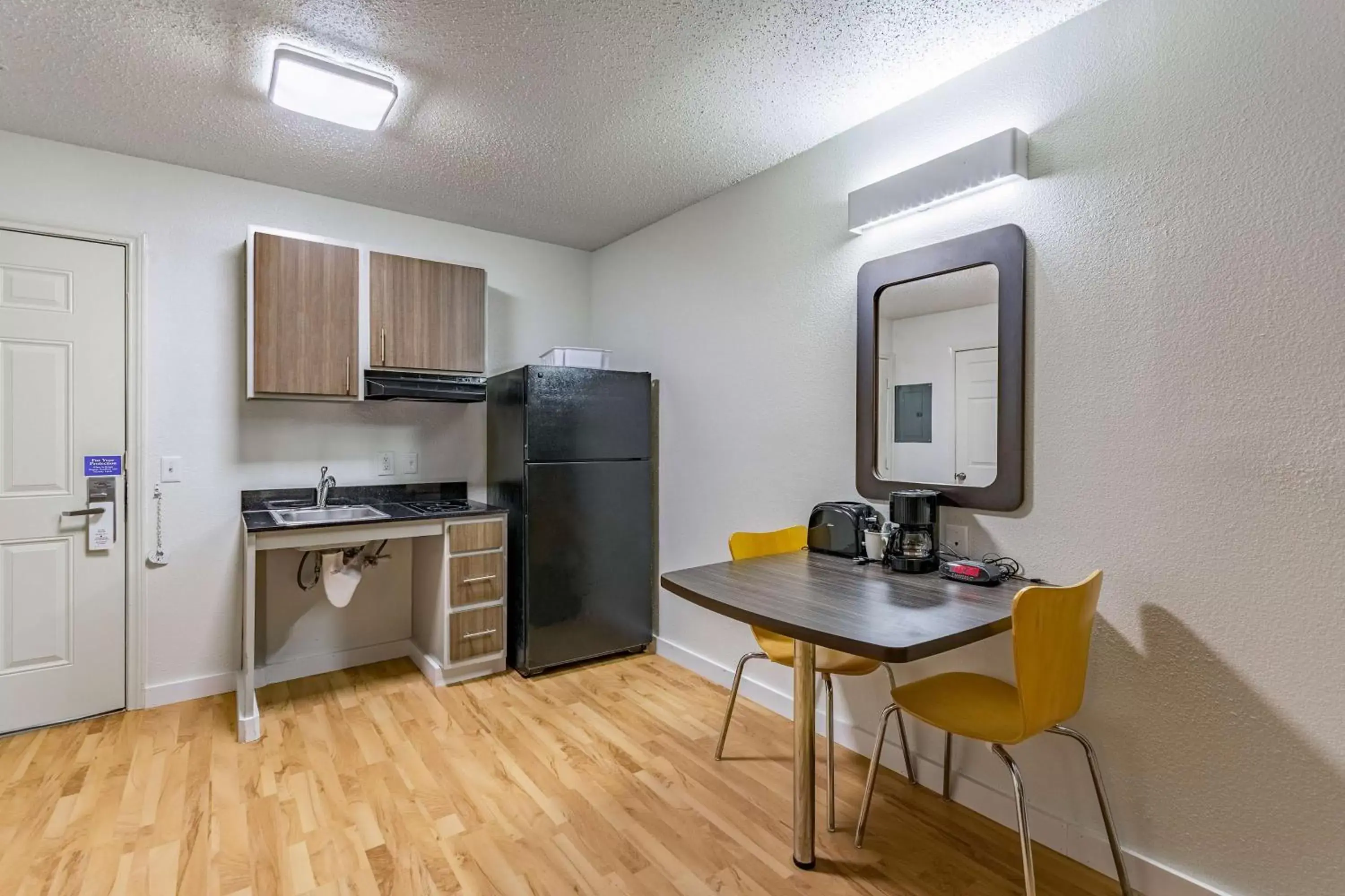 Deluxe Queen Room - Smoking in Studio 6-Dallas, TX Deluxe Queen Room - Smoking in Studio 6-Dallas, TX