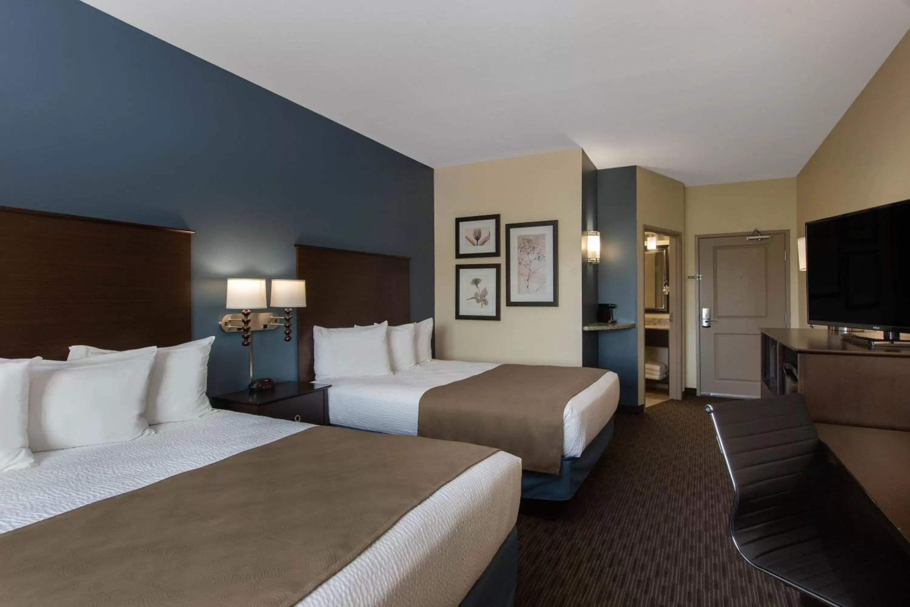 Queen Room with Two Queen Beds- Mobility and Hearing Impaired Access/Non-Smoking in AmericInn by Wyndham Sioux Falls North Queen Room with Two Queen Beds- Mobility and Hearing Impaired Access/Non-Smoking in AmericInn by Wyndham Sioux Falls North
