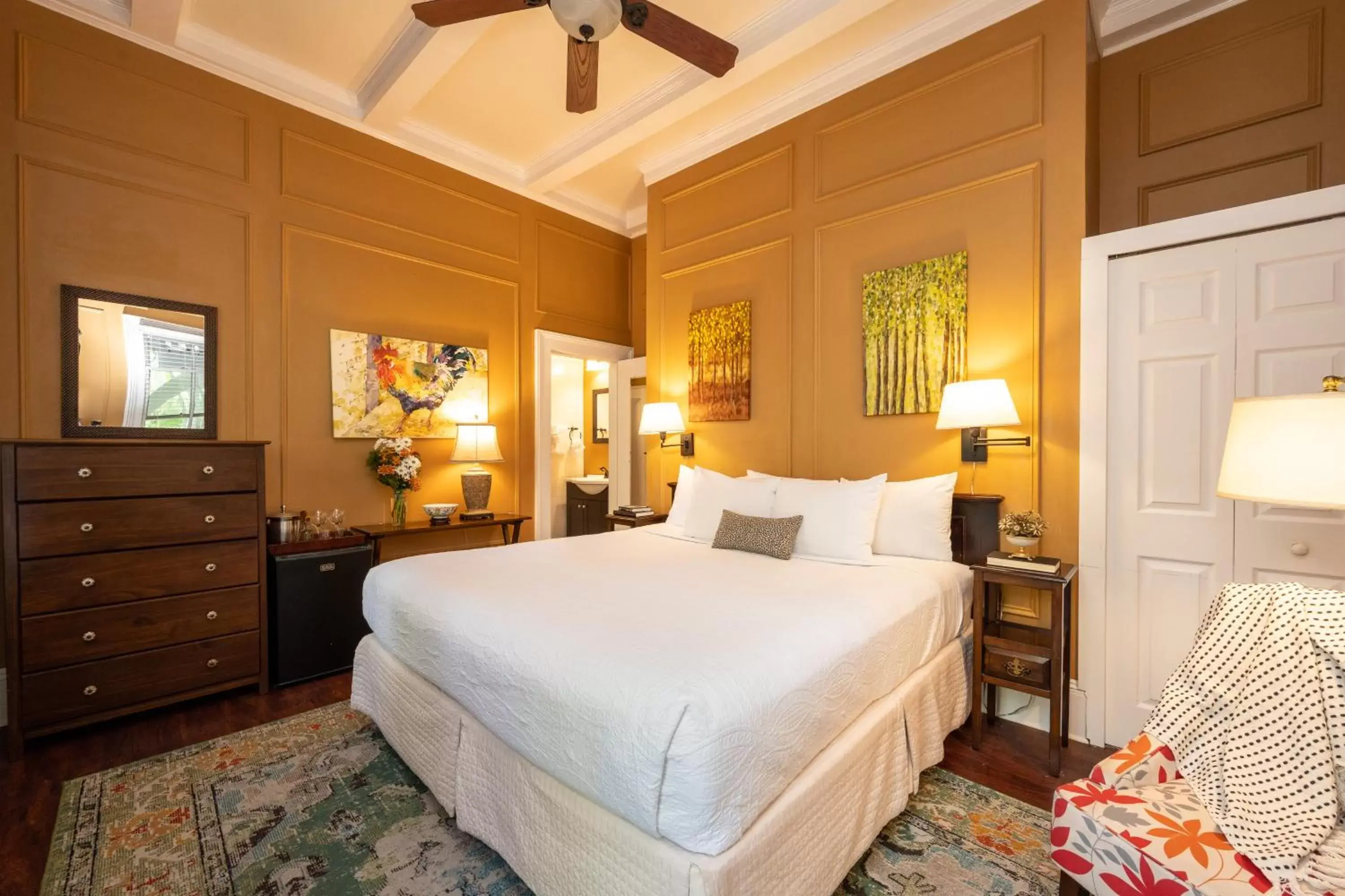 Palm Room in Old Town Manor Palm Room in Old Town Manor