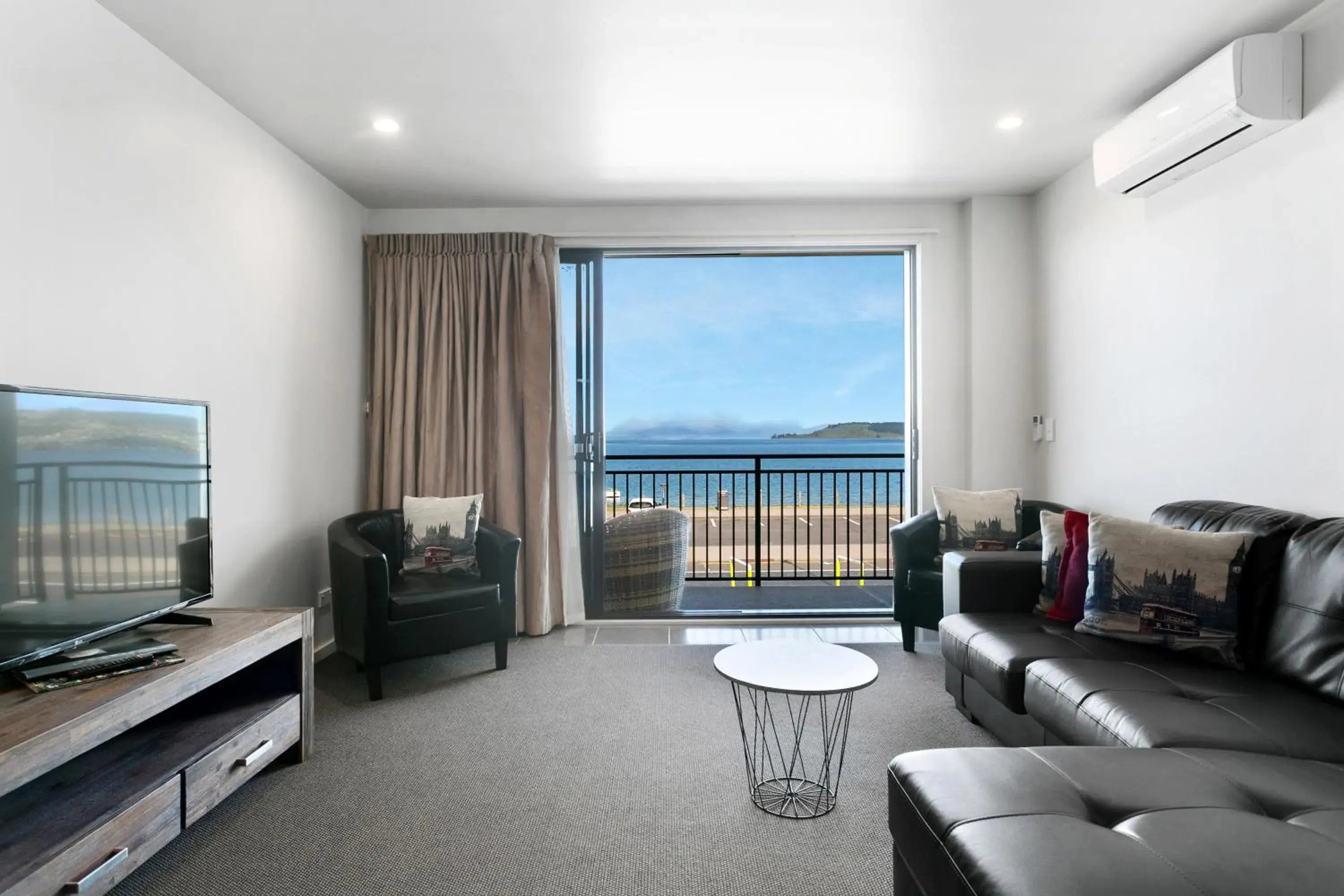 Superior 2 Bedroom Lake View Apartment in Acacia Lake View Motel Superior 2 Bedroom Lake View Apartment in Acacia Lake View Motel