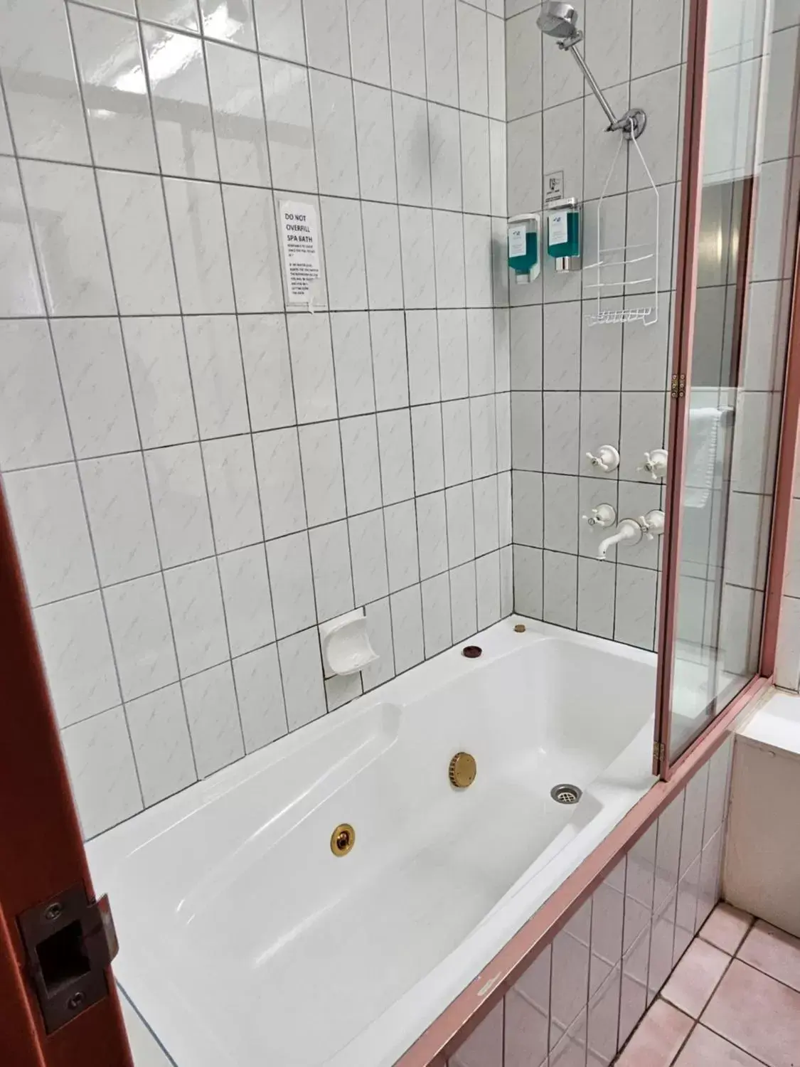 Deluxe Twin Room in Courtyard Motor Inn Deluxe Twin Room in Courtyard Motor Inn