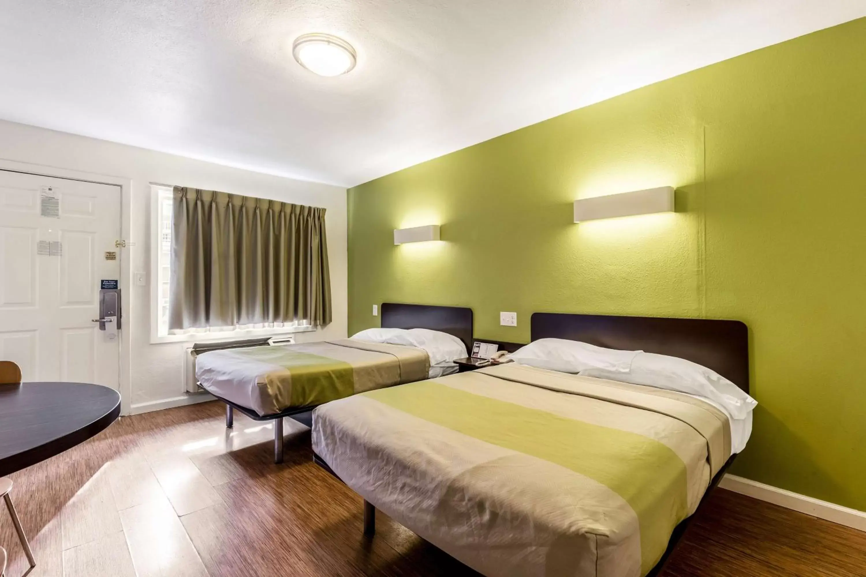 Deluxe Quadruple Room - Smoking in Motel 6 San Rafael Deluxe Quadruple Room - Smoking in Motel 6 San Rafael