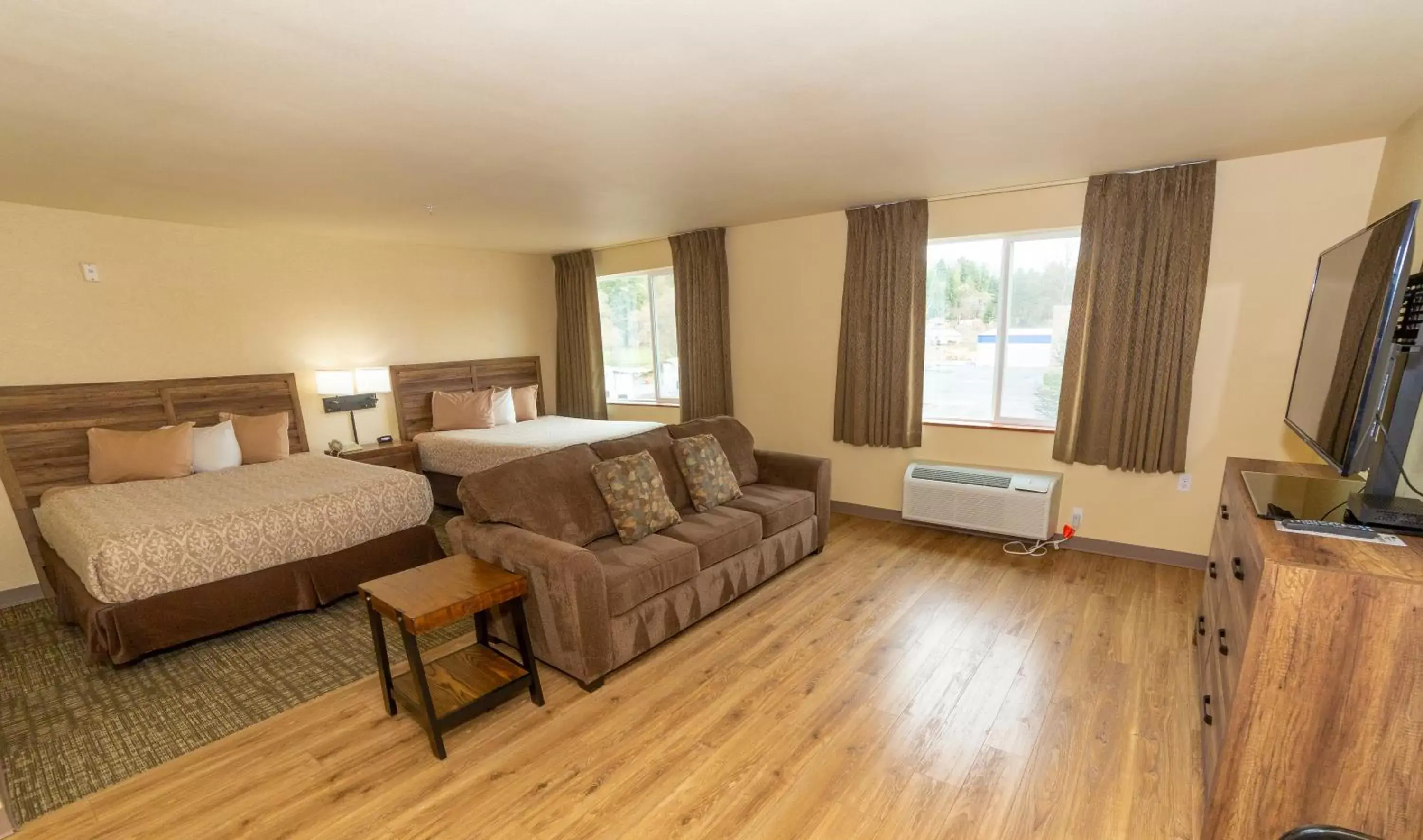 Superior Queen Room in Clatskanie River Inn Superior Queen Room in Clatskanie River Inn