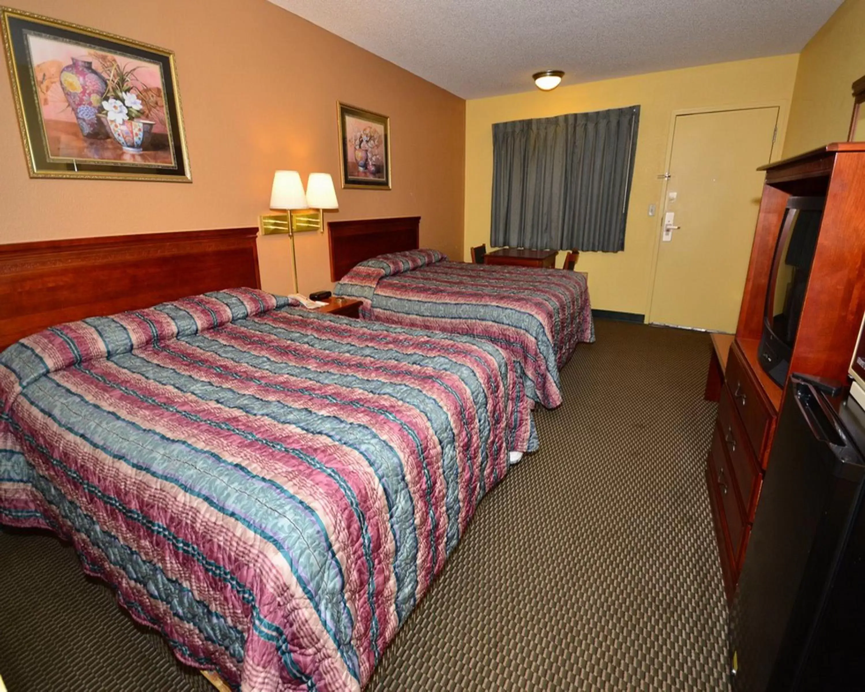 Queen Room with Two Queen Beds - Non-Smoking in Econo Lodge Saint Robert Queen Room with Two Queen Beds - Non-Smoking in Econo Lodge Saint Robert