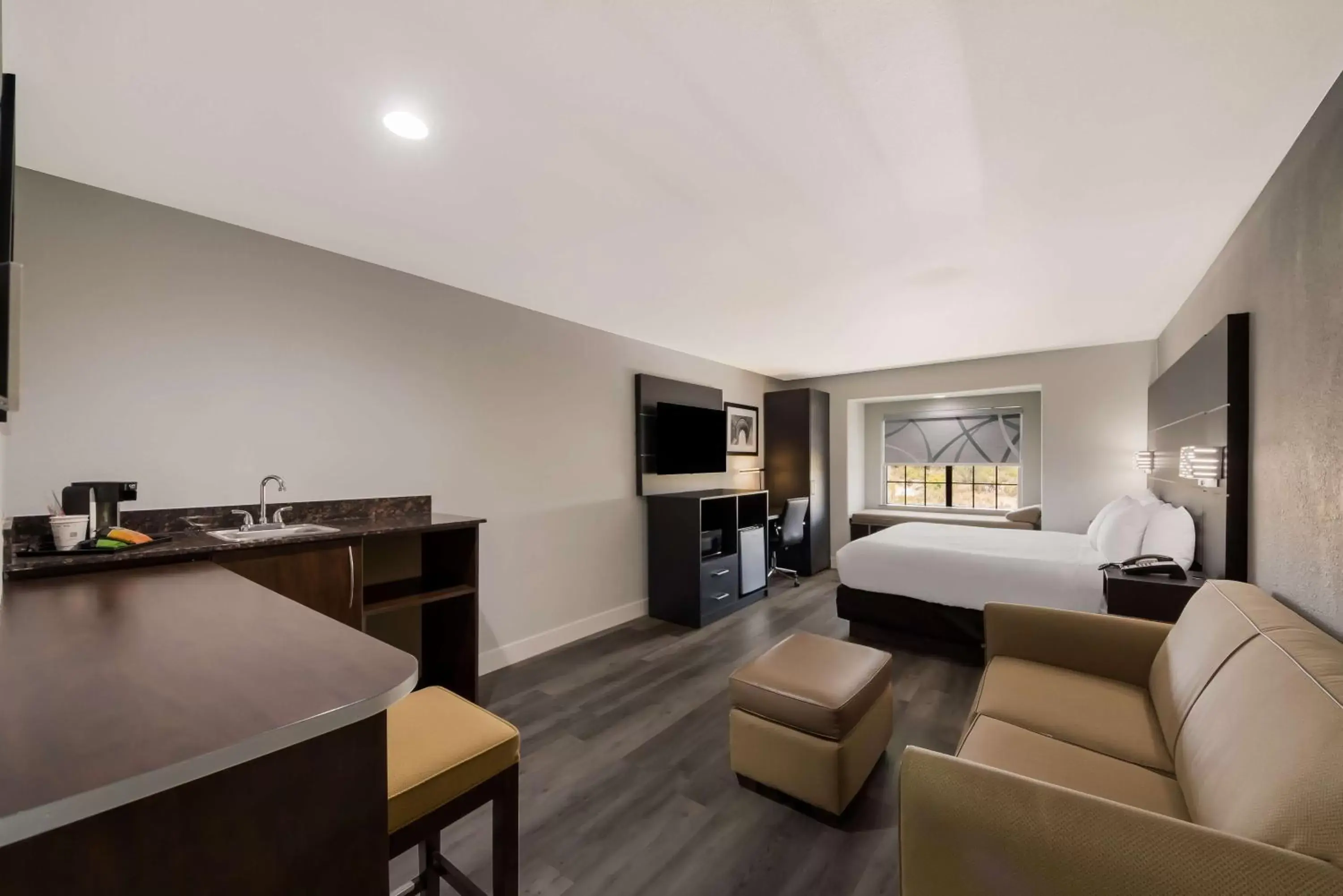 King Suite with Sofa Bed - Non-Smoking in Best Western SeaWorld San Antonio King Suite with Sofa Bed - Non-Smoking in Best Western SeaWorld San Antonio