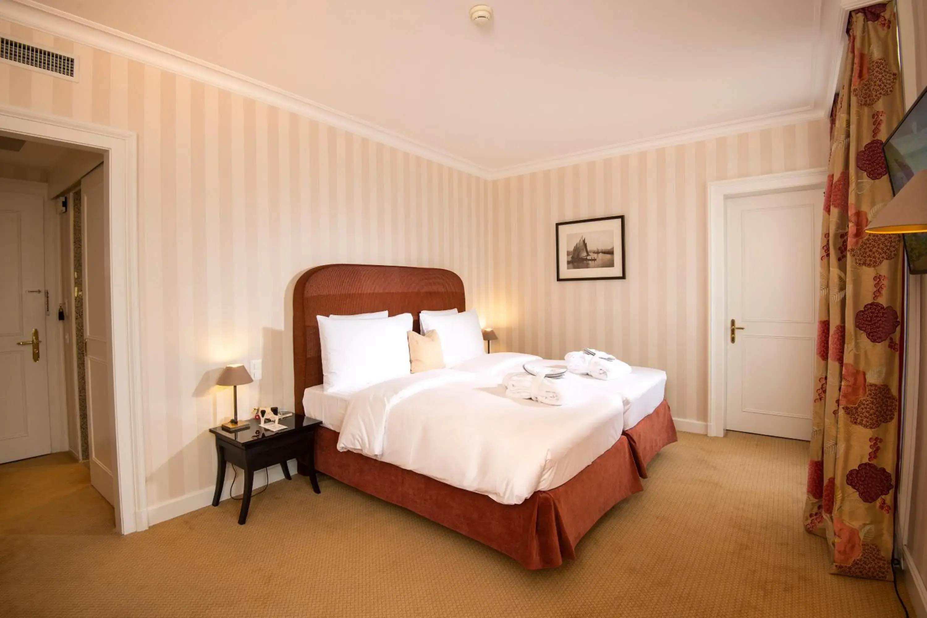 Executive Double Room - Lateral Lake View in Hôtel Des Trois Couronnes & Spa - The Leading Hotels of the World Executive Double Room - Lateral Lake View in Hôtel Des Trois Couronnes & Spa - The Leading Hotels of the World