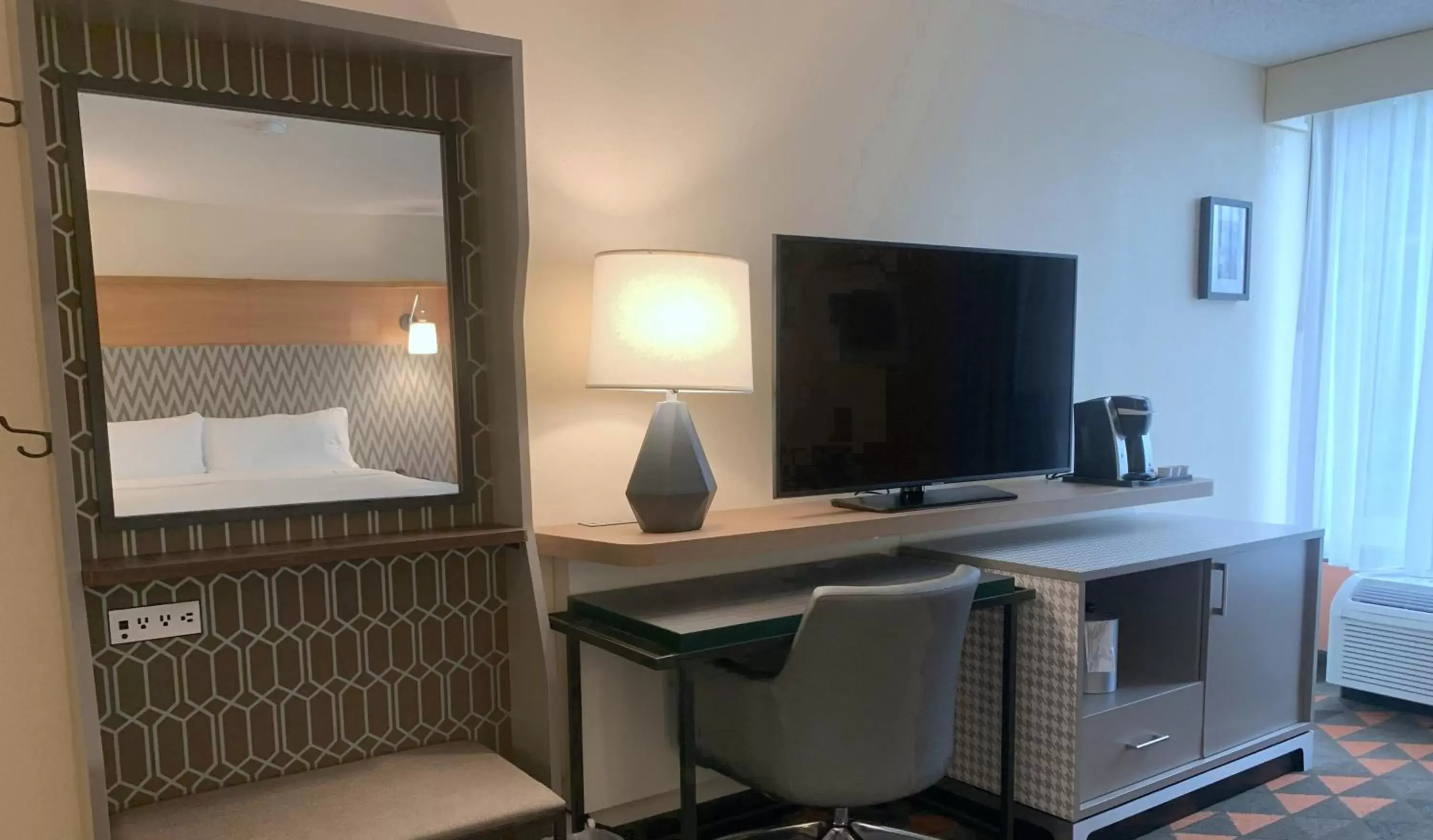 King Room - Mobility Access/Hearing Accessible in Holiday Inn Asheville - Biltmore West by IHG King Room - Mobility Access/Hearing Accessible in Holiday Inn Asheville - Biltmore West by IHG