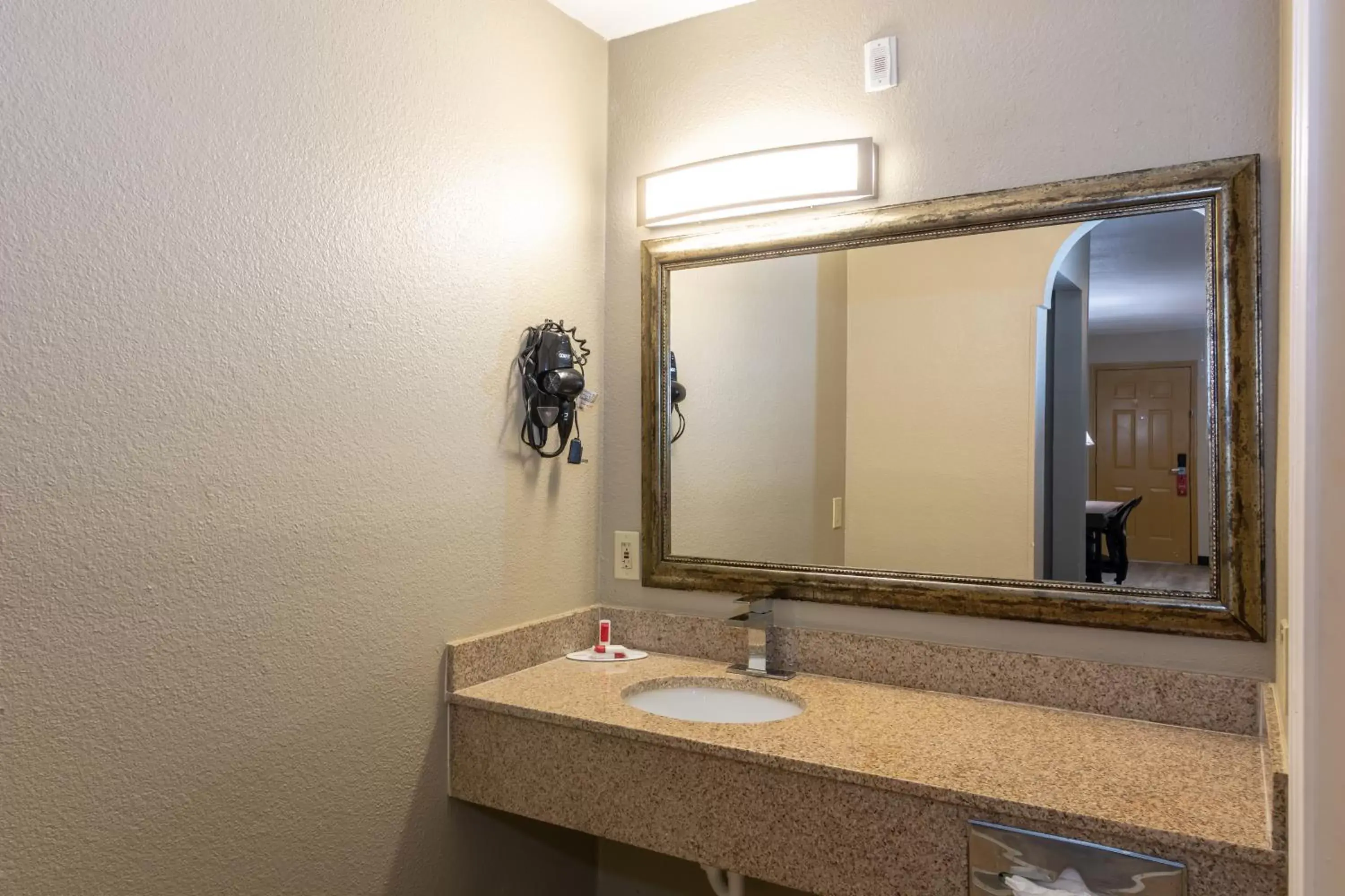 Deluxe King Suite - Smoking in Super 8 by Wyndham Dallas East Deluxe King Suite - Smoking in Super 8 by Wyndham Dallas East