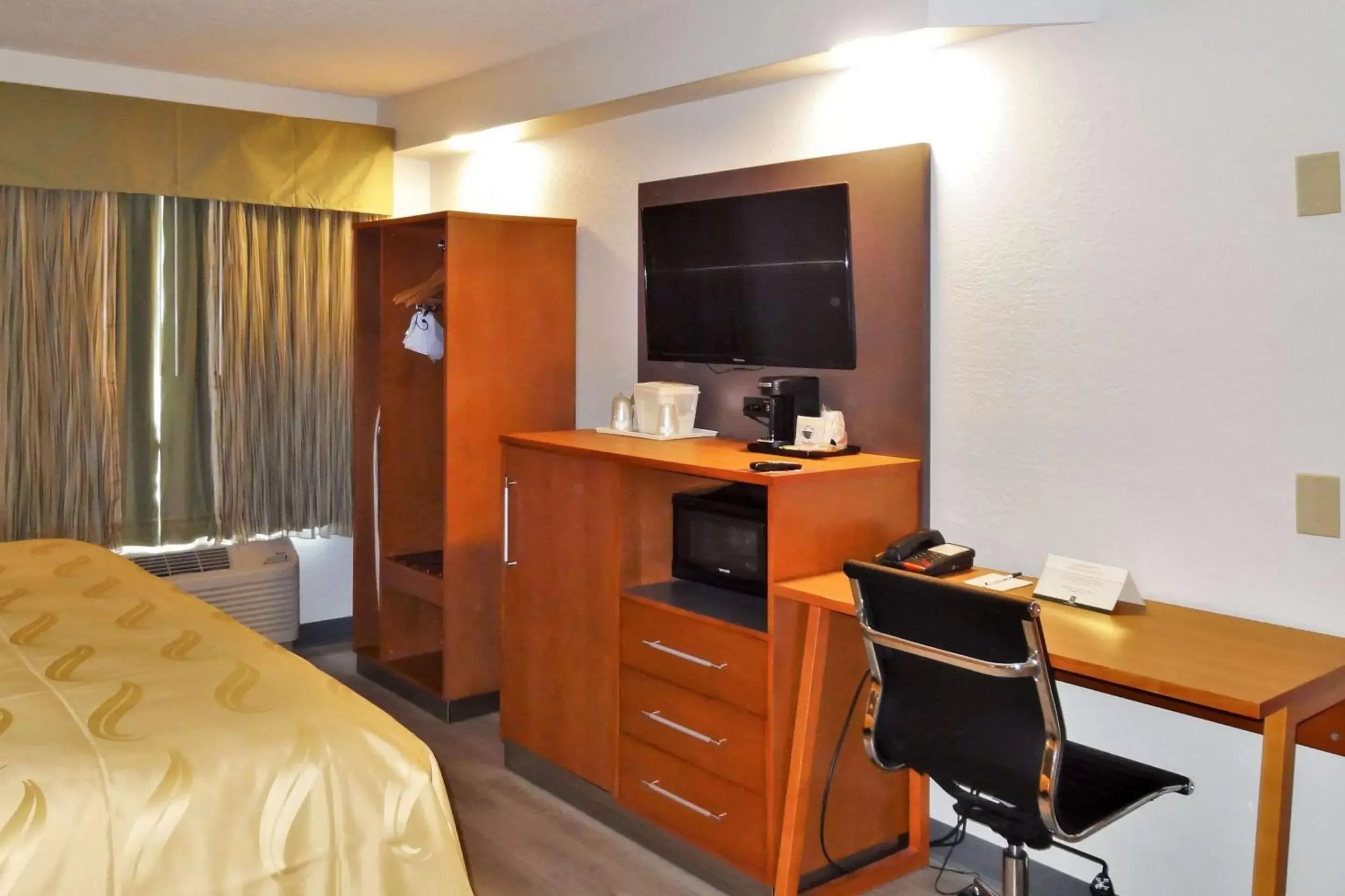 Queen Room Disability Access- Non Smoking in Quality Inn & Suites Raleigh North Raleigh Queen Room Disability Access- Non Smoking in Quality Inn & Suites Raleigh North Raleigh