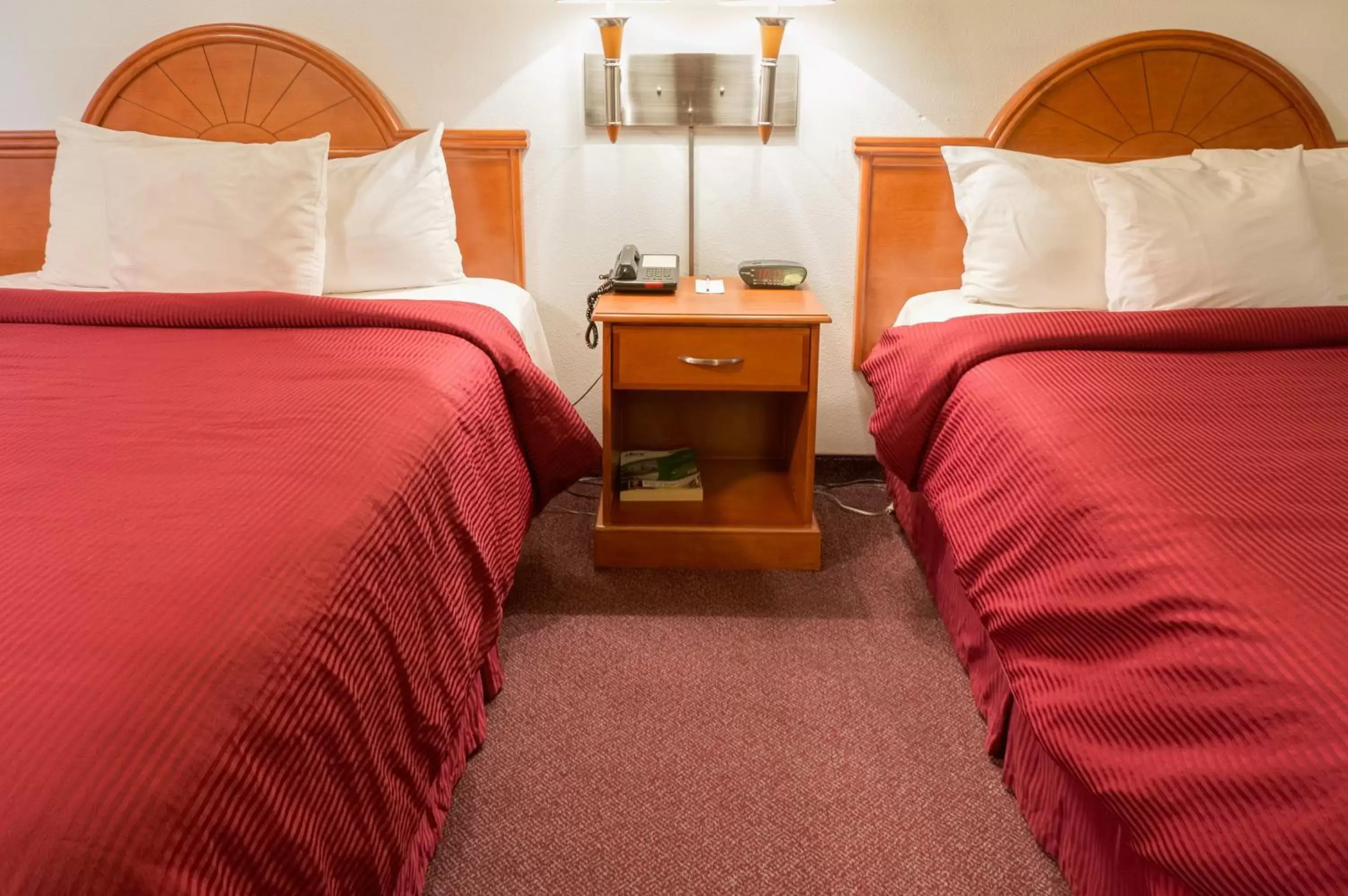 Deluxe Queen Room with Two Queen Beds in GuestHouse Inn Fife Deluxe Queen Room with Two Queen Beds in GuestHouse Inn Fife