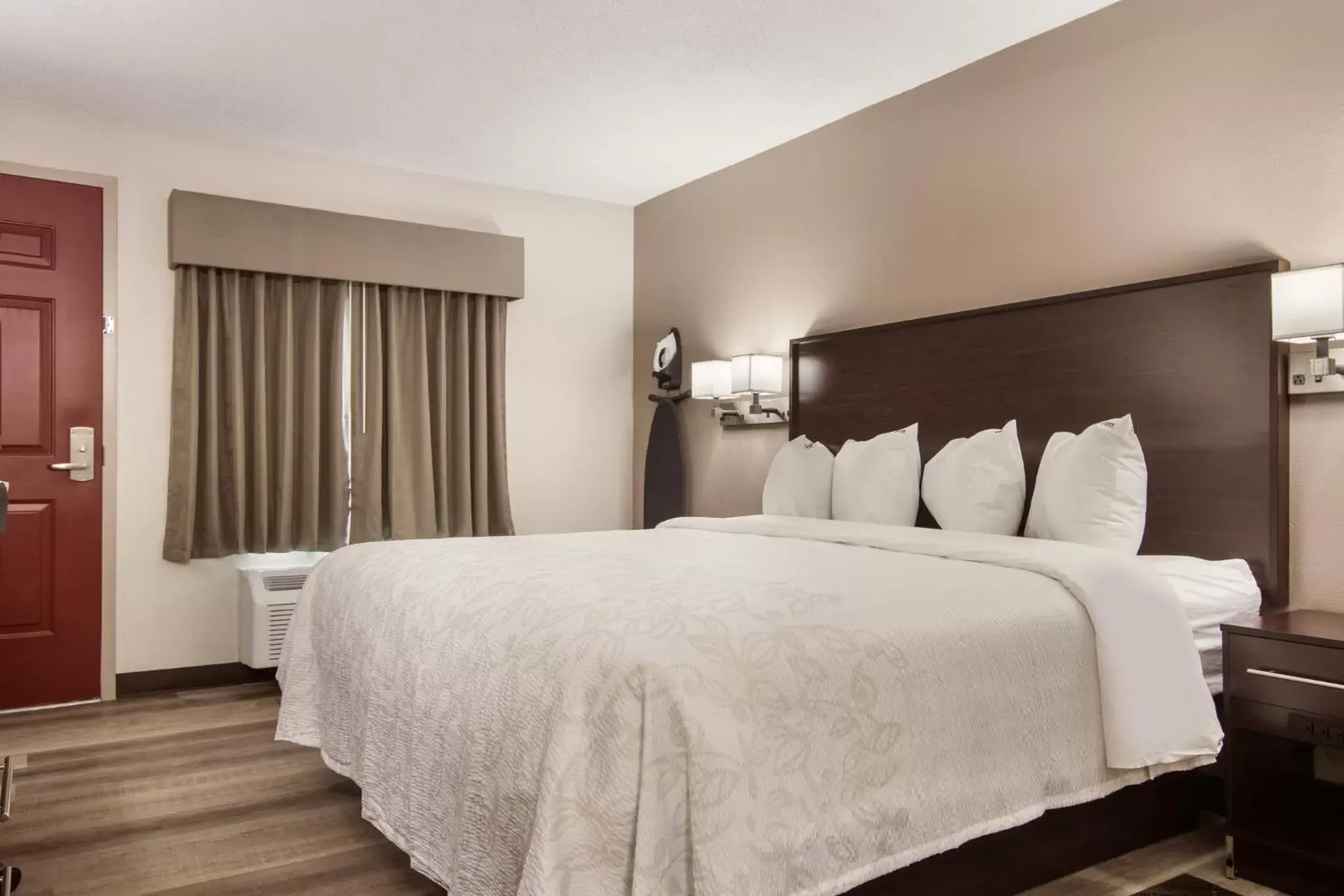 Standard King Room Disability Access Roll-In Shower Smoke Free in Red Roof Inn PLUS & Suites Erie Standard King Room Disability Access Roll-In Shower Smoke Free in Red Roof Inn PLUS & Suites Erie