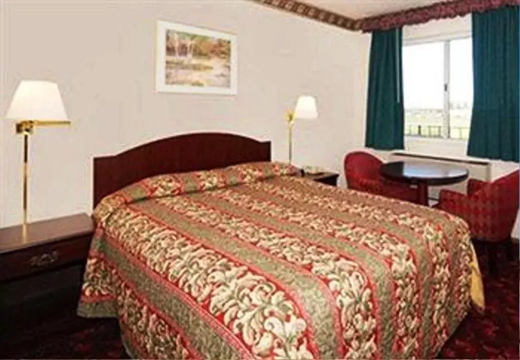 Queen Room - Non-Smoking in Rodeway Inn Wine Country Queen Room - Non-Smoking in Rodeway Inn Wine Country