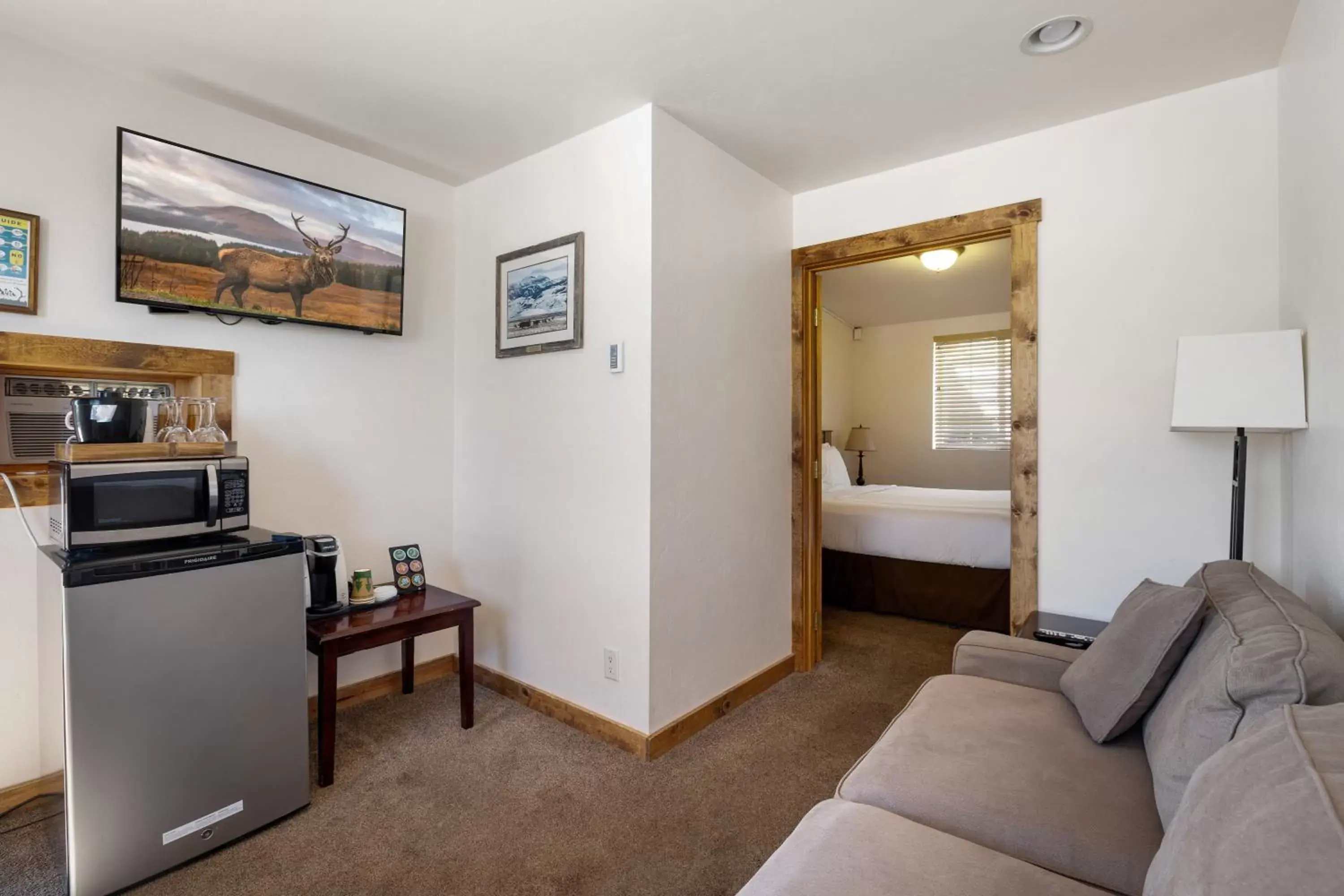 Patio 1 Bedroom King Suite in Elk Refuge Inn Patio 1 Bedroom King Suite in Elk Refuge Inn