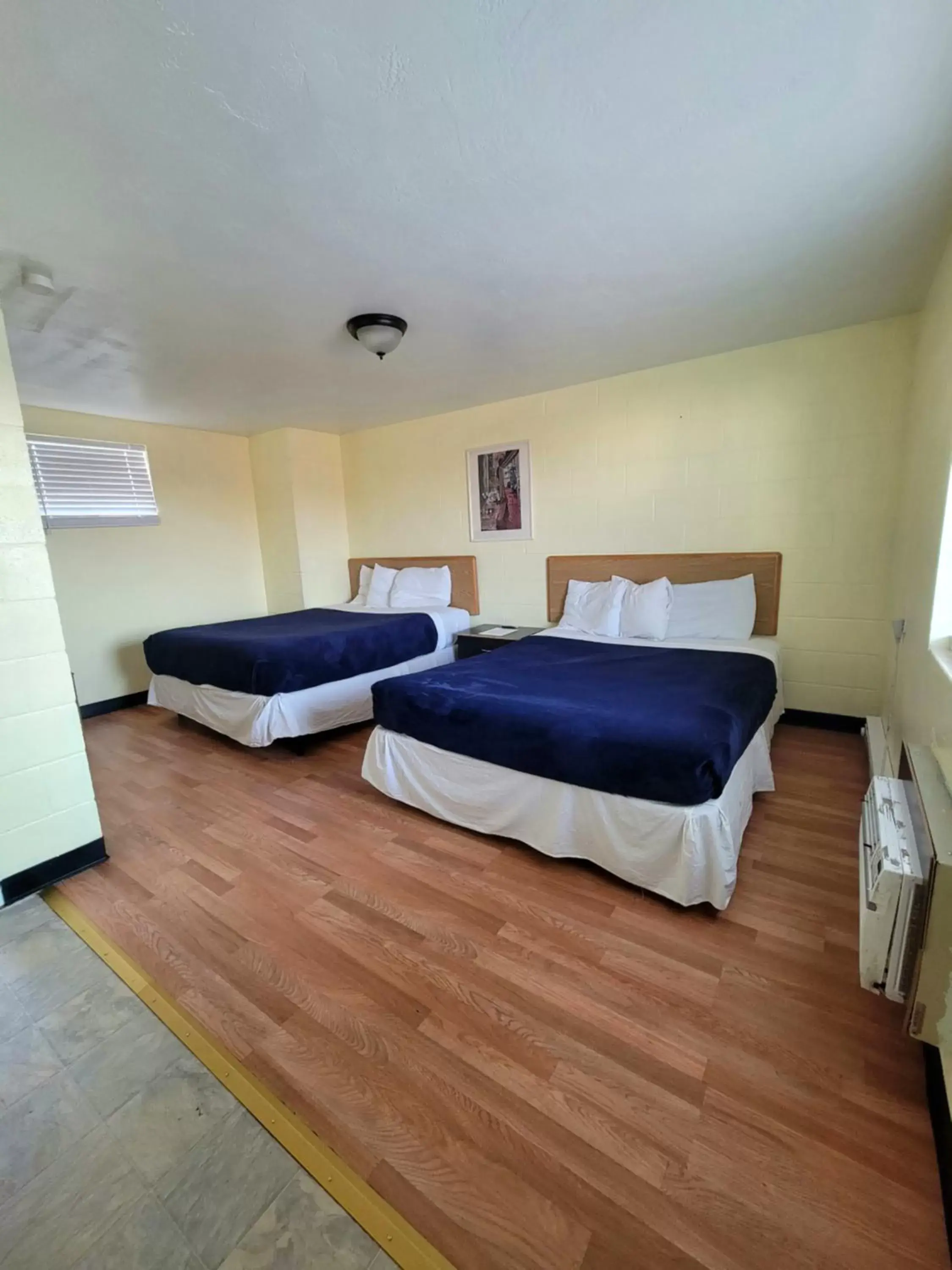 Budget Double Room in Inn On 3rd Ave Budget Double Room in Inn On 3rd Ave