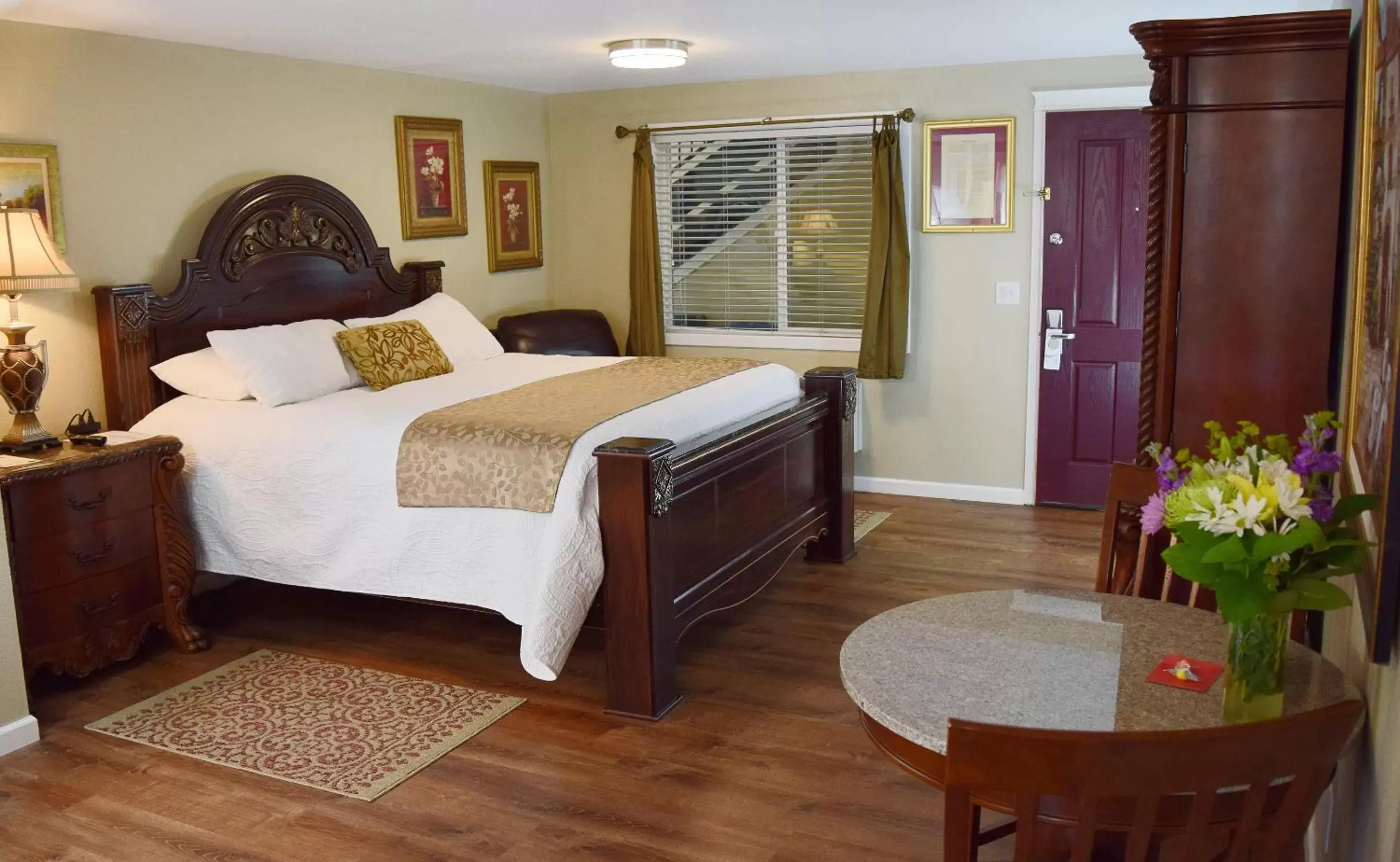 One Bedroom Suite with Three Queen Beds in Silverton Inn & Suites One Bedroom Suite with Three Queen Beds in Silverton Inn & Suites