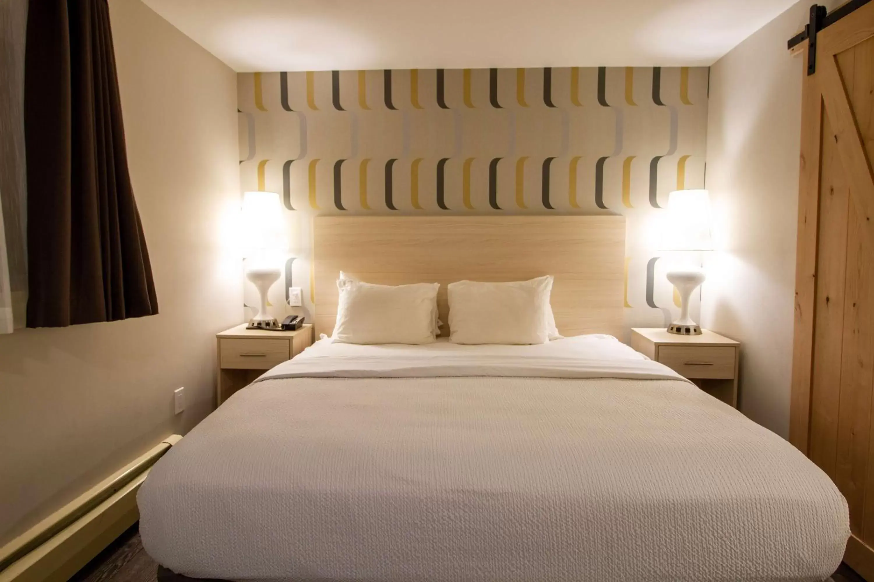 Suite with One King Bed and Two Queen Beds (Not Pet-Friendly) in Woodwards White Mountain Resort BW Signature Collection Suite with One King Bed and Two Queen Beds (Not Pet-Friendly) in Woodwards White Mountain Resort BW Signature Collection