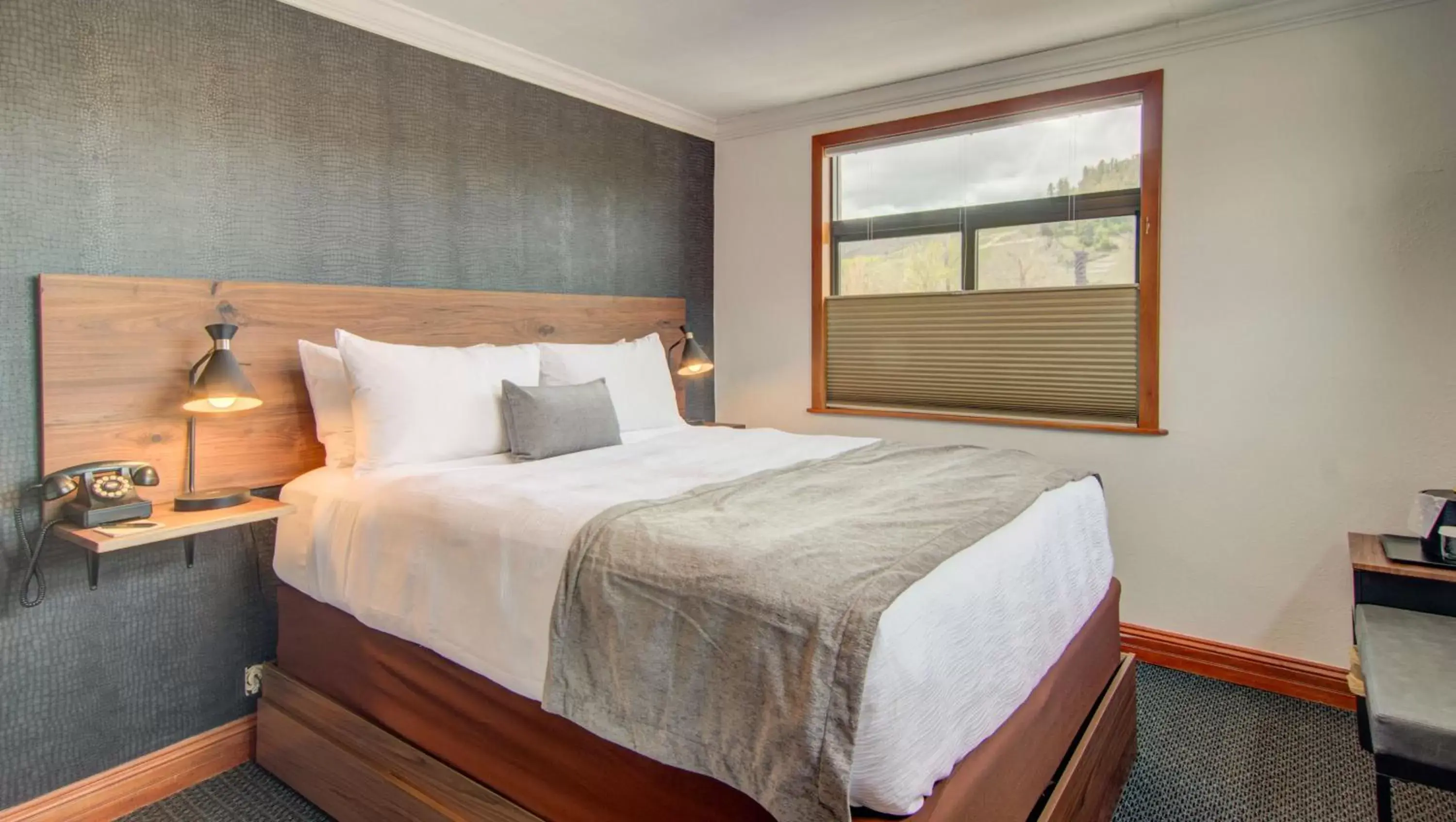 Double Diamond Queen Room in The Bristol Hotel Double Diamond Queen Room in The Bristol Hotel