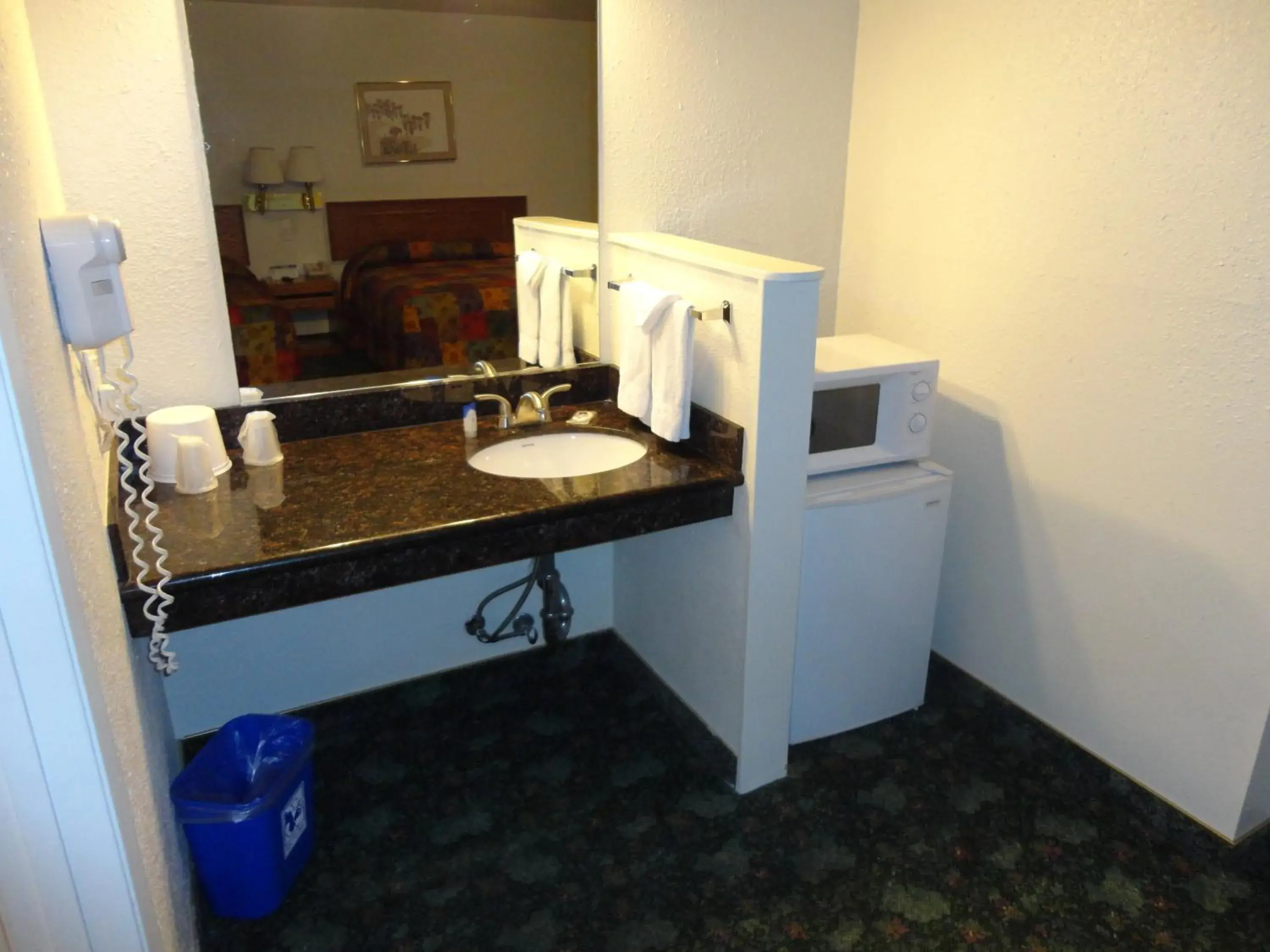 Queen Room in Pacific Best Inn Queen Room in Pacific Best Inn