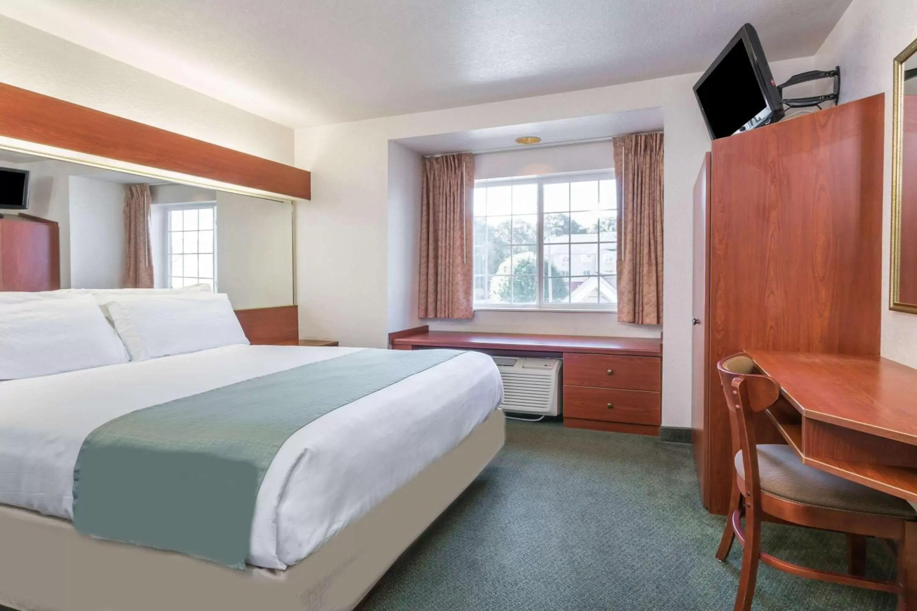 Superior Queen Room - Disability Access/Non-Smoking in Microtel Inn & Suites Marianna Superior Queen Room - Disability Access/Non-Smoking in Microtel Inn & Suites Marianna