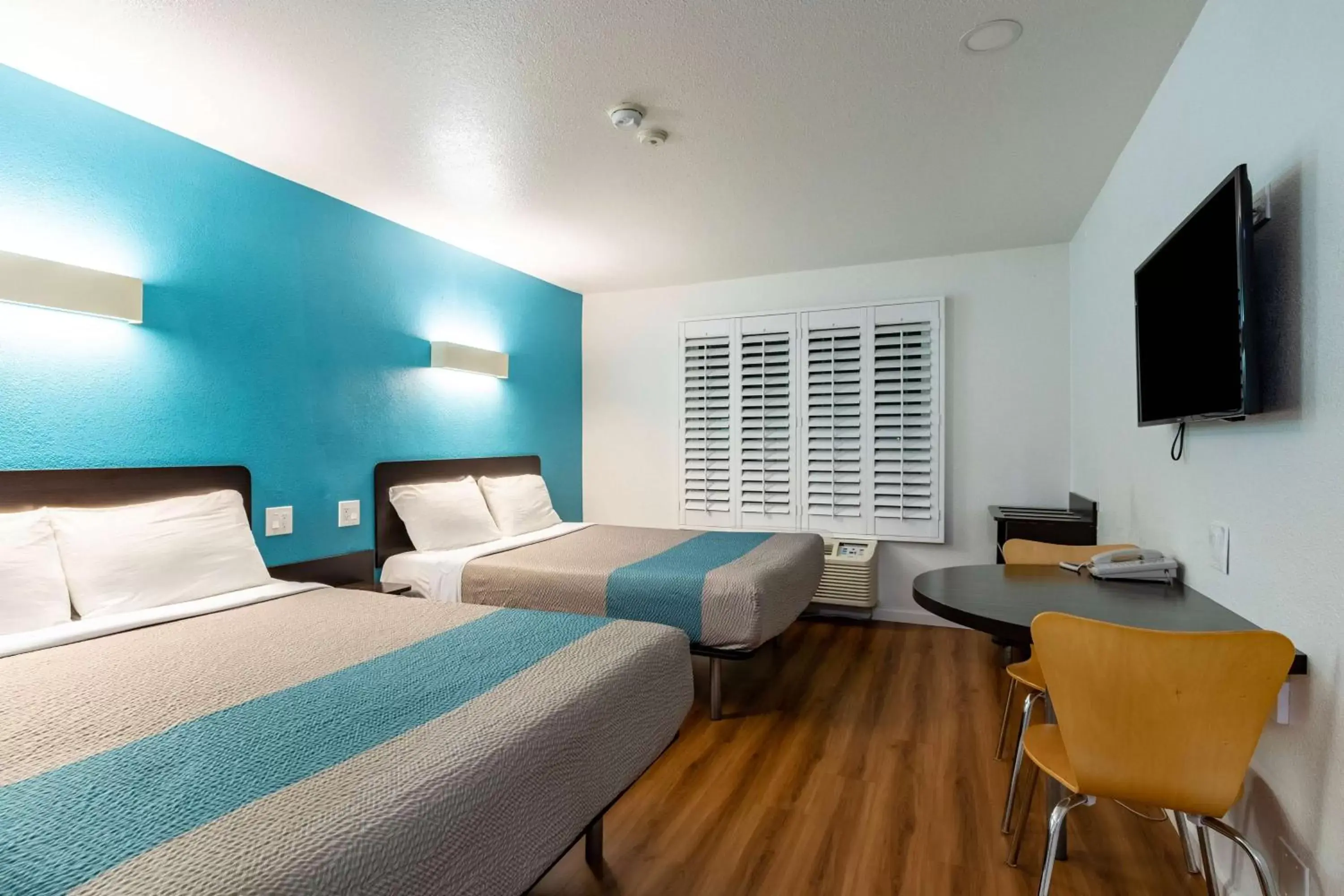 Deluxe Queen Room with Two Queen Beds - Non-Smoking in Motel 6-Fountain Valley, CA - Huntington Beach Area Deluxe Queen Room with Two Queen Beds - Non-Smoking in Motel 6-Fountain Valley, CA - Huntington Beach Area