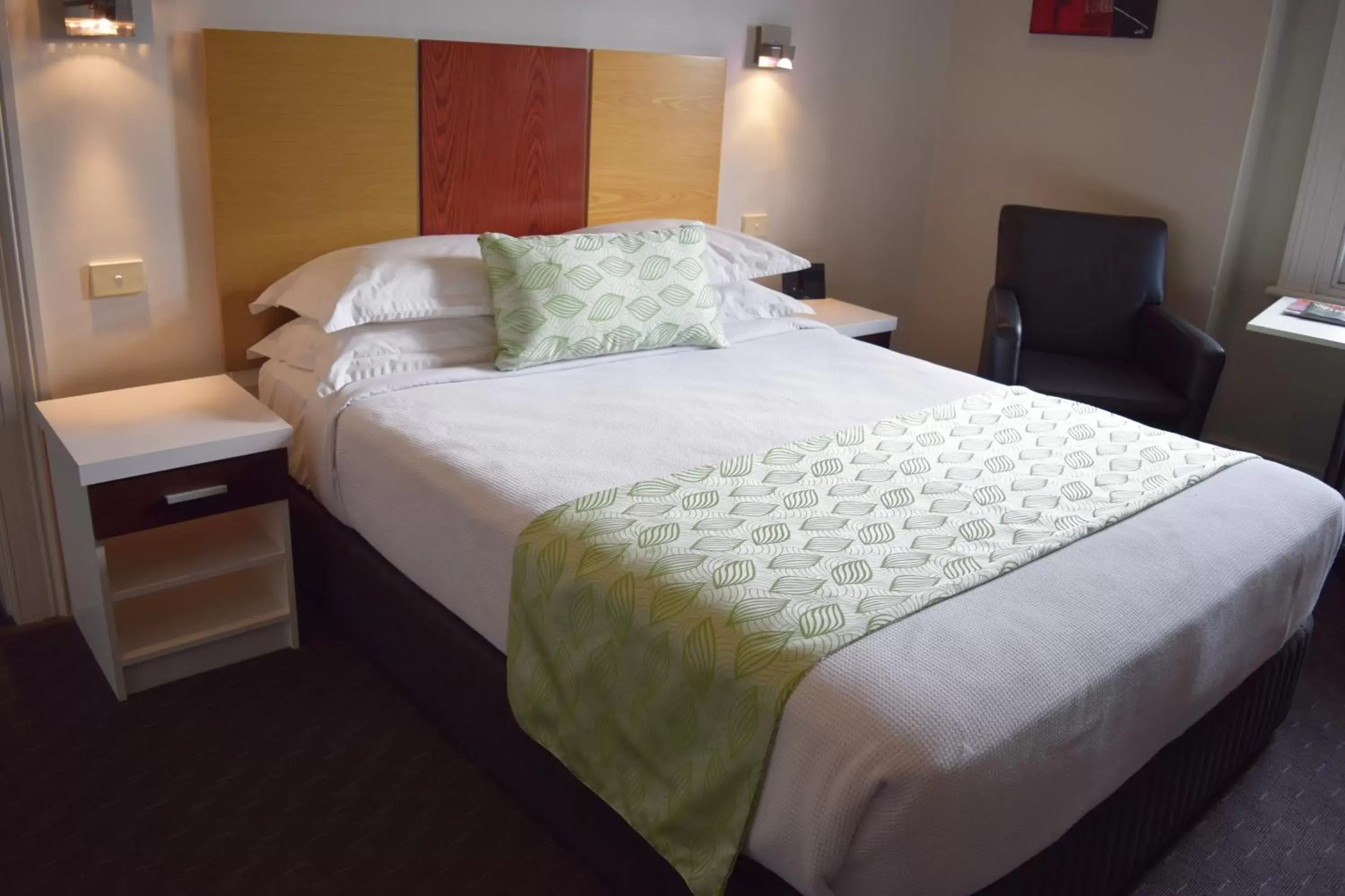 Deluxe Queen Room in Auldington Hotel Deluxe Queen Room in Auldington Hotel