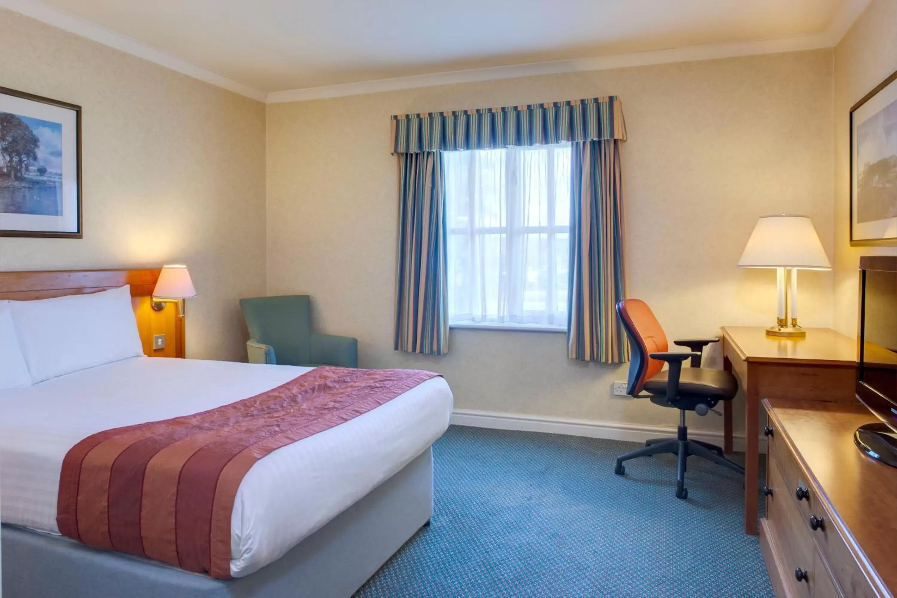 1 Double Bed Standard Room with Sofa Bed in Holiday Inn Ipswich Orwell, an IHG Hotel 1 Double Bed Standard Room with Sofa Bed in Holiday Inn Ipswich Orwell, an IHG Hotel