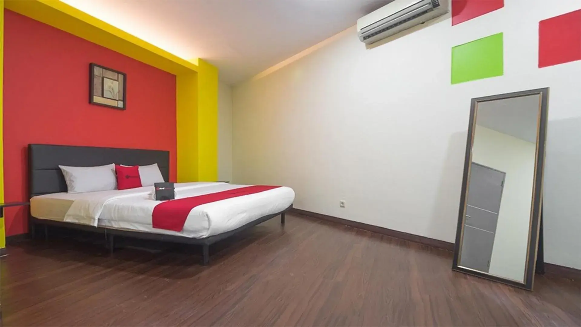 RedDoorz near ITC Mangga Dua RedDoorz near ITC Mangga Dua