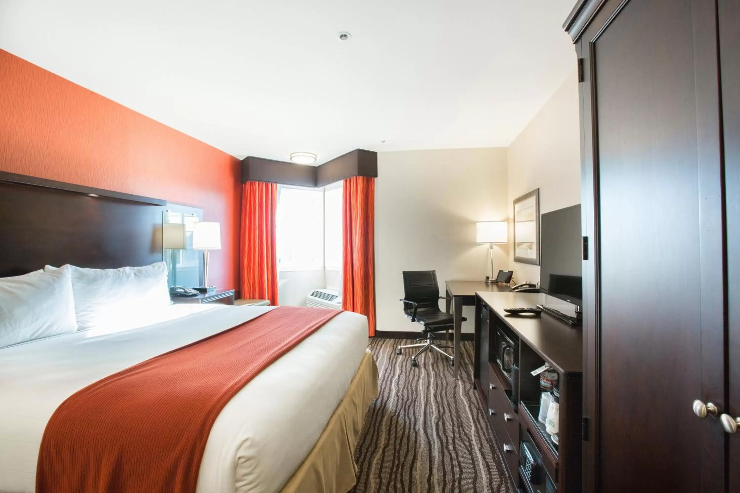 King Room with Roll-In Shower - Disability Access in Holiday Inn Express Mountain View South Palo Alto, an IHG Hotel King Room with Roll-In Shower - Disability Access in Holiday Inn Express Mountain View South Palo Alto, an IHG Hotel