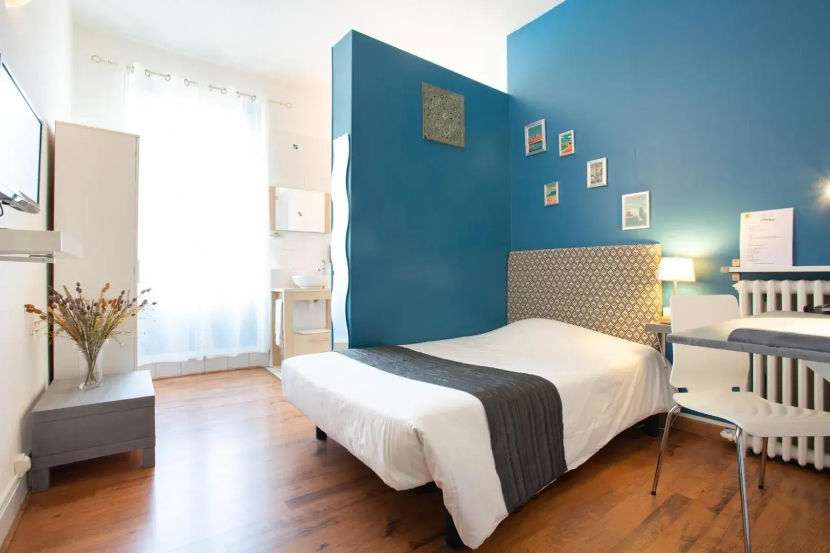 Single Room in Logis Hotel L'Occitan 2 étoiles Single Room in Logis Hotel L'Occitan 2 étoiles