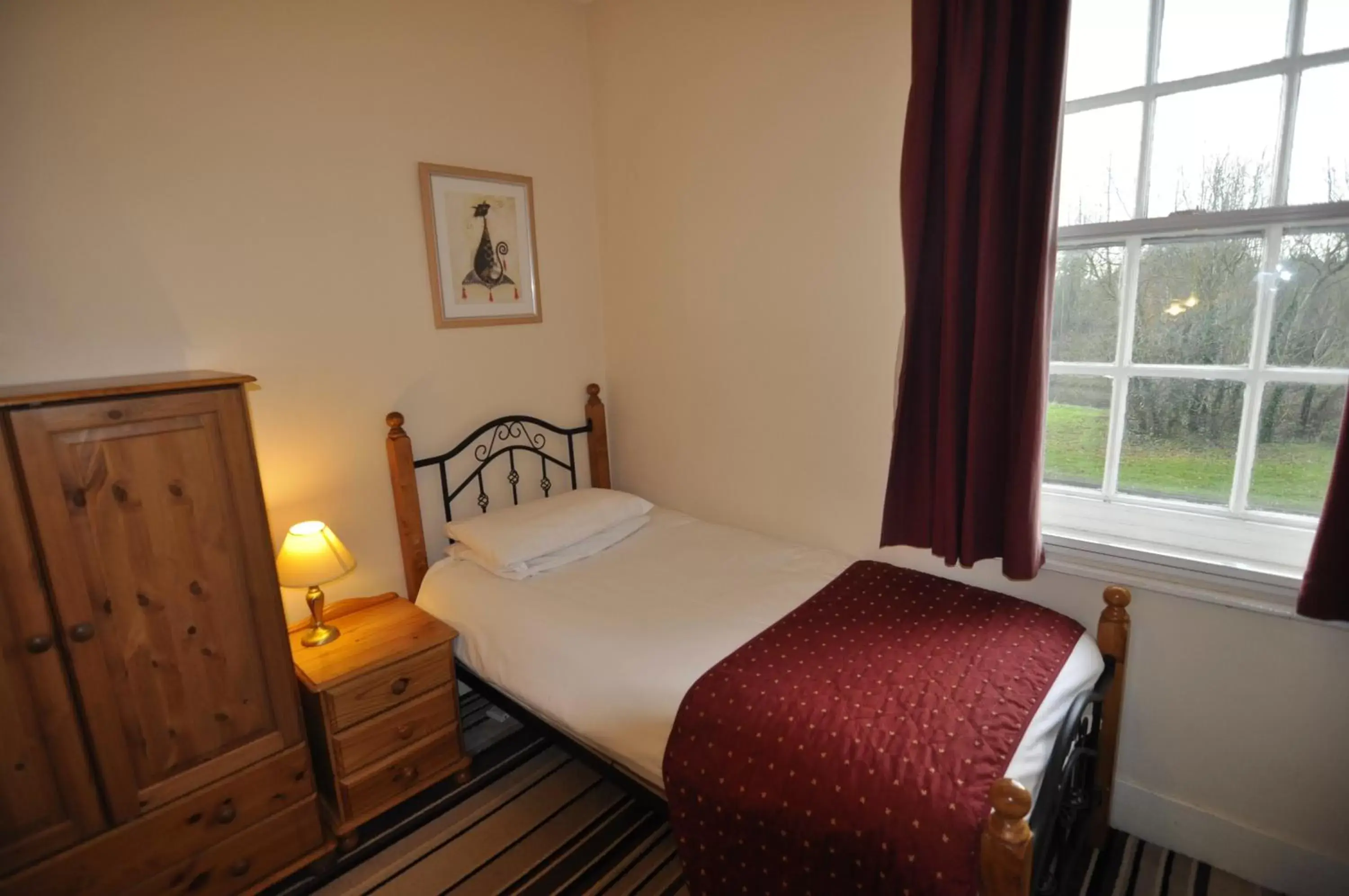 Single Room in The Roundabout Hotel Single Room in The Roundabout Hotel