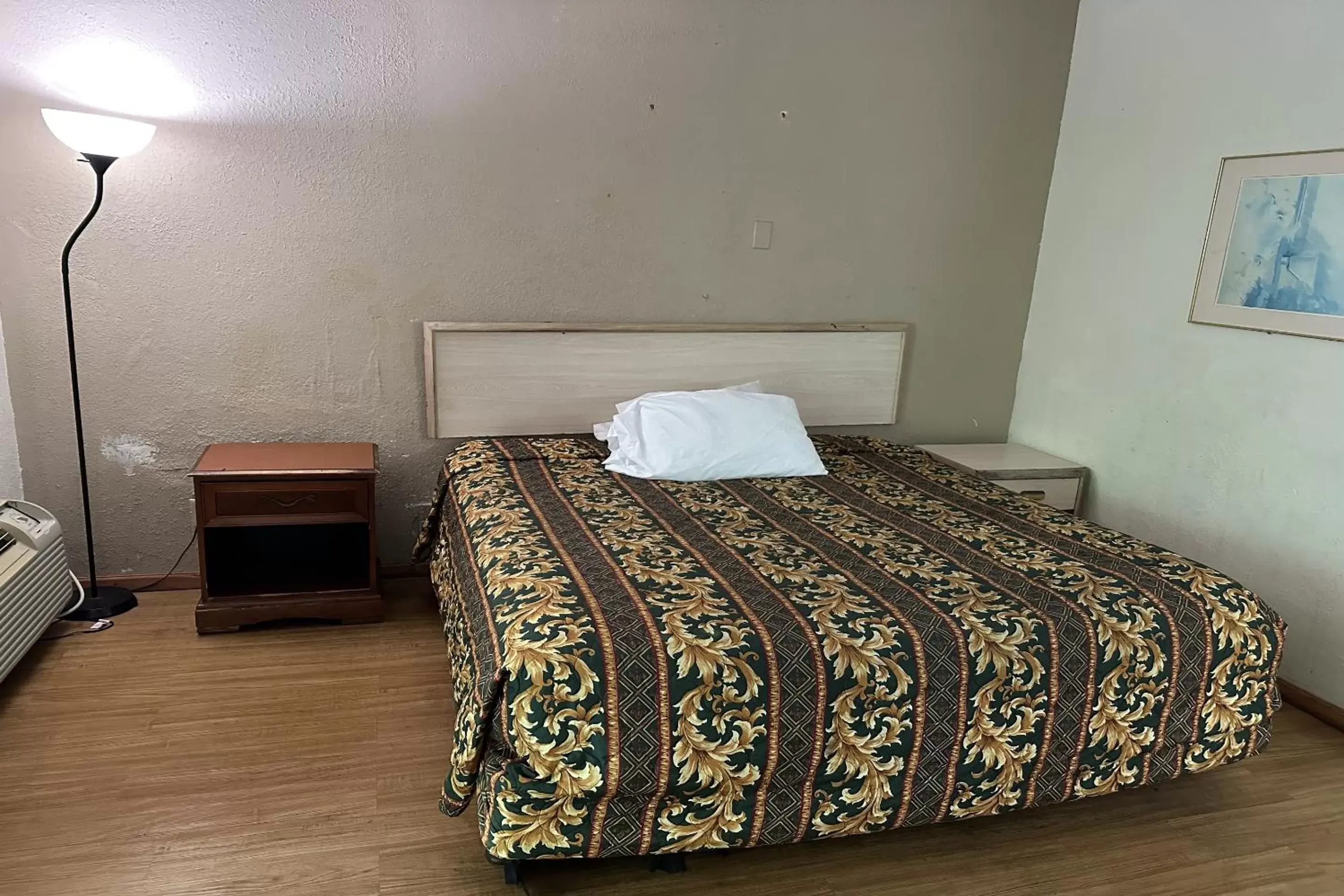 Queen Bed Smoking in Kampus Inn Gainesville - University Area Hotel Queen Bed Smoking in Kampus Inn Gainesville - University Area Hotel