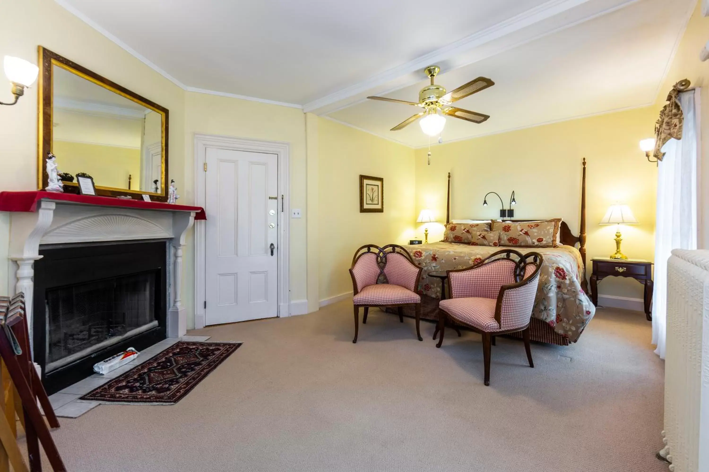 Deluxe King Room in The Elmhurst Inn Deluxe King Room in The Elmhurst Inn