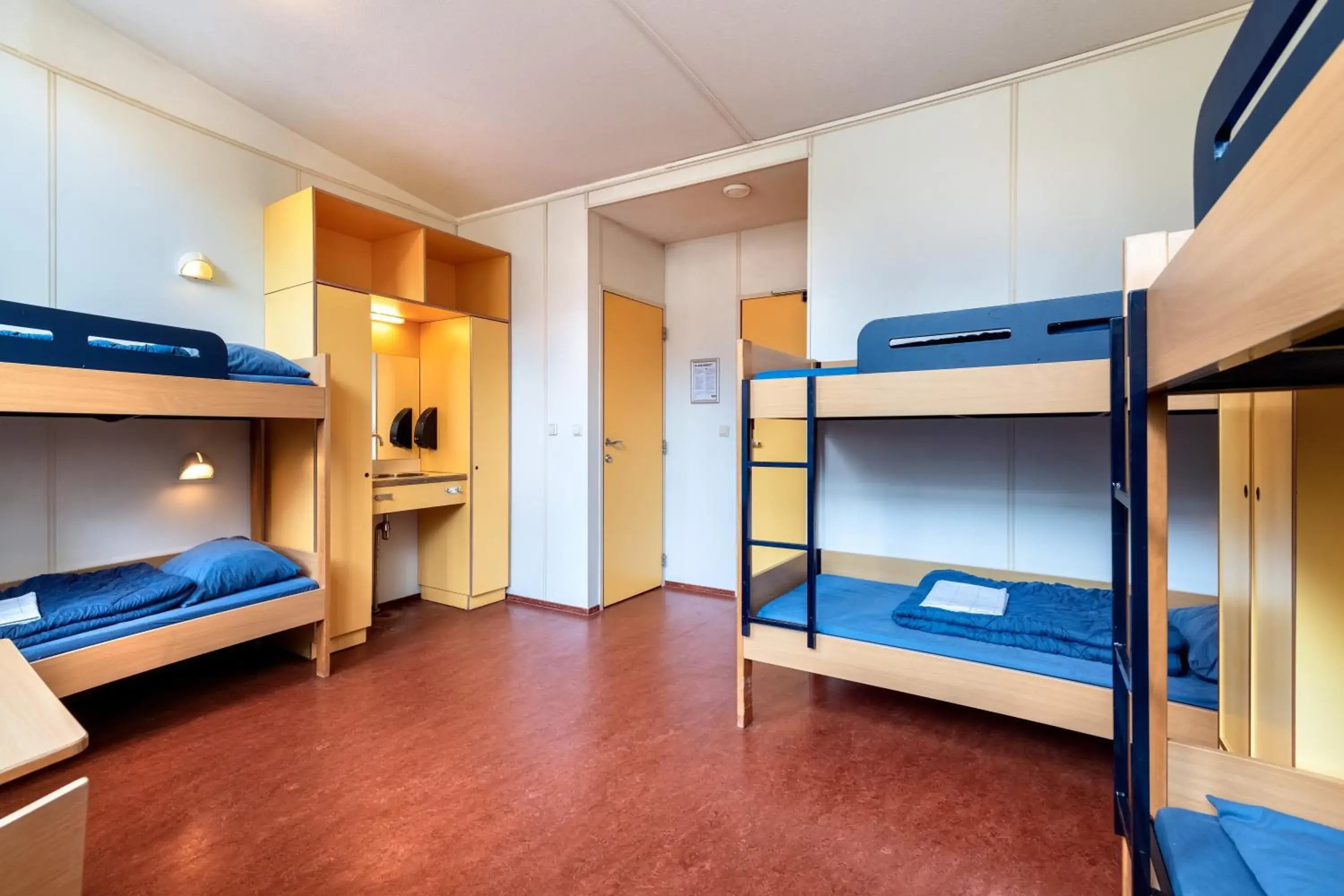 Bed in 6-Bed Mixed Room with Shower in Stayokay Hostel Apeldoorn Bed in 6-Bed Mixed Room with Shower in Stayokay Hostel Apeldoorn