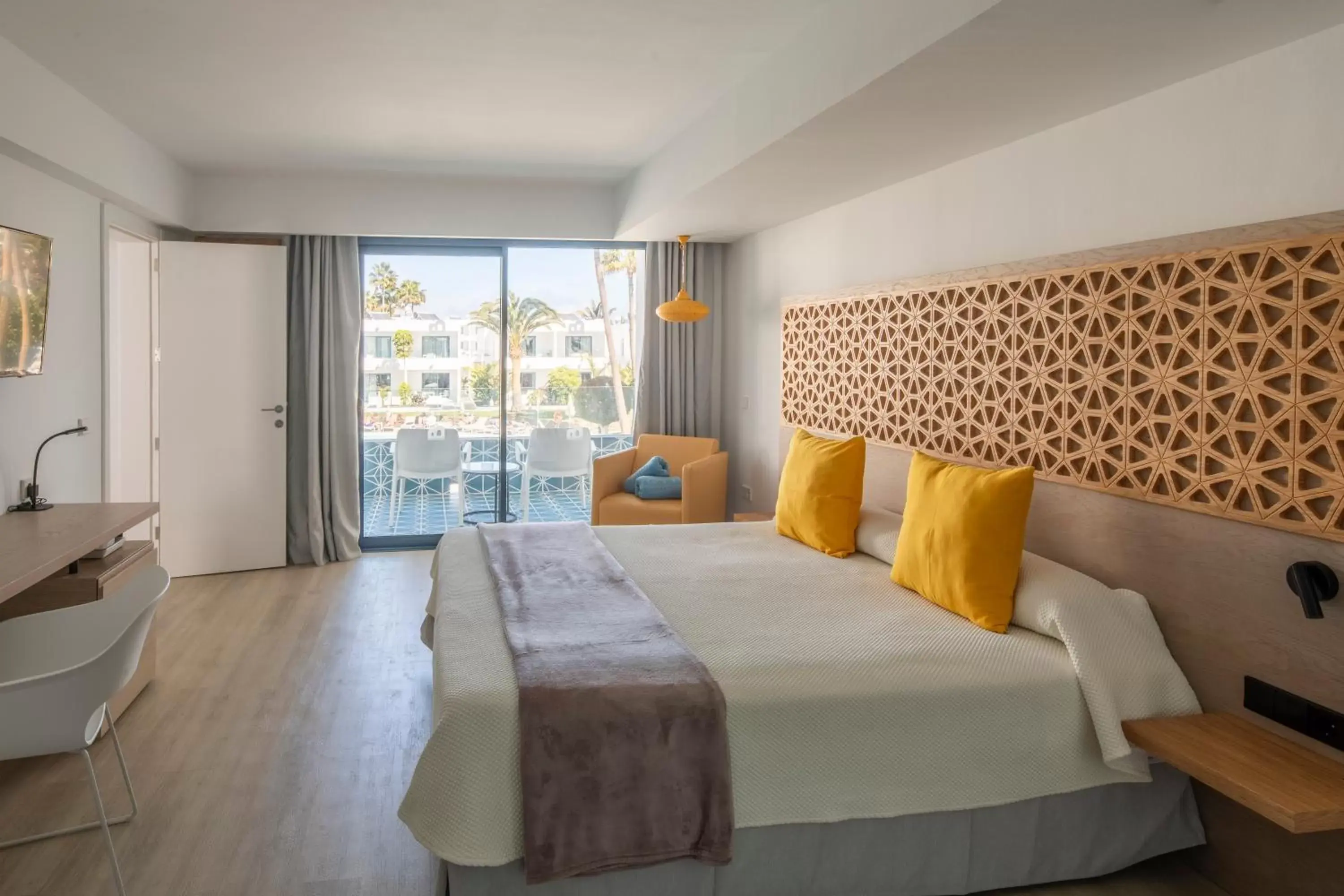 Deluxe Double Room in Oasis Lanz Beach Mate Deluxe Double Room in Oasis Lanz Beach Mate