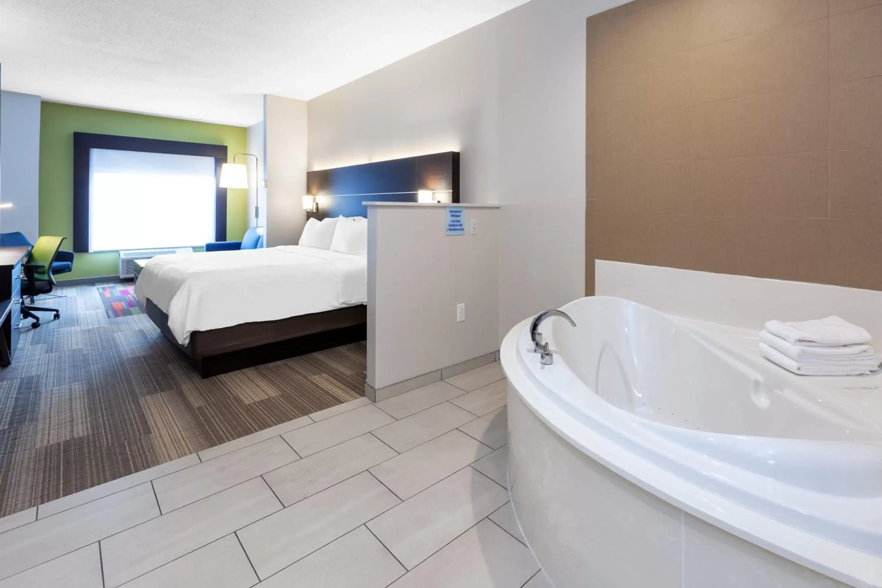 Suite with Jetted Tub - Non-Smoking in Holiday Inn Express Hotel & Suites Woodhaven by IHG Suite with Jetted Tub - Non-Smoking in Holiday Inn Express Hotel & Suites Woodhaven by IHG