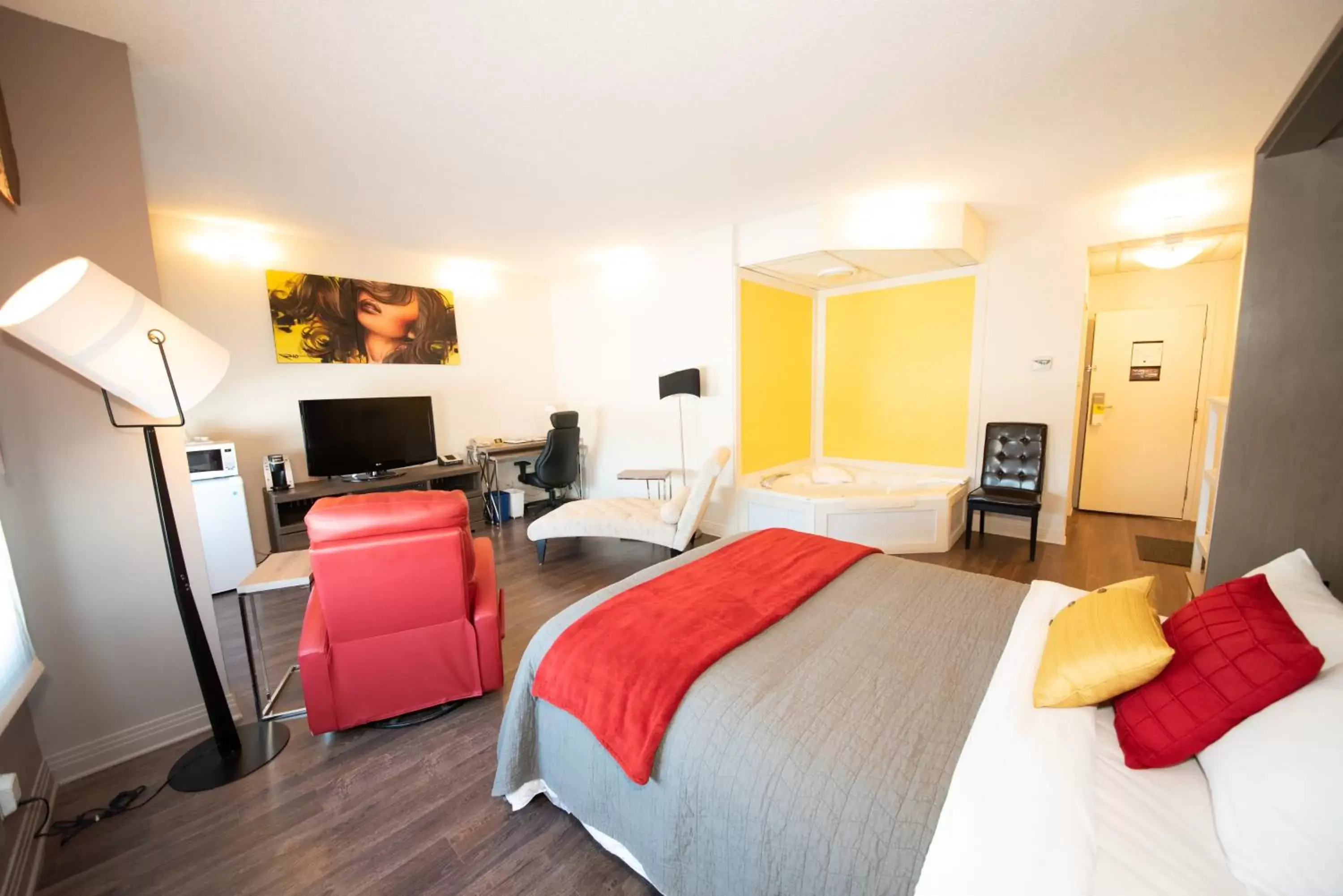 Deluxe Queen Suite - Non-Smoking in Days Inn by Wyndham Berthierville Deluxe Queen Suite - Non-Smoking in Days Inn by Wyndham Berthierville