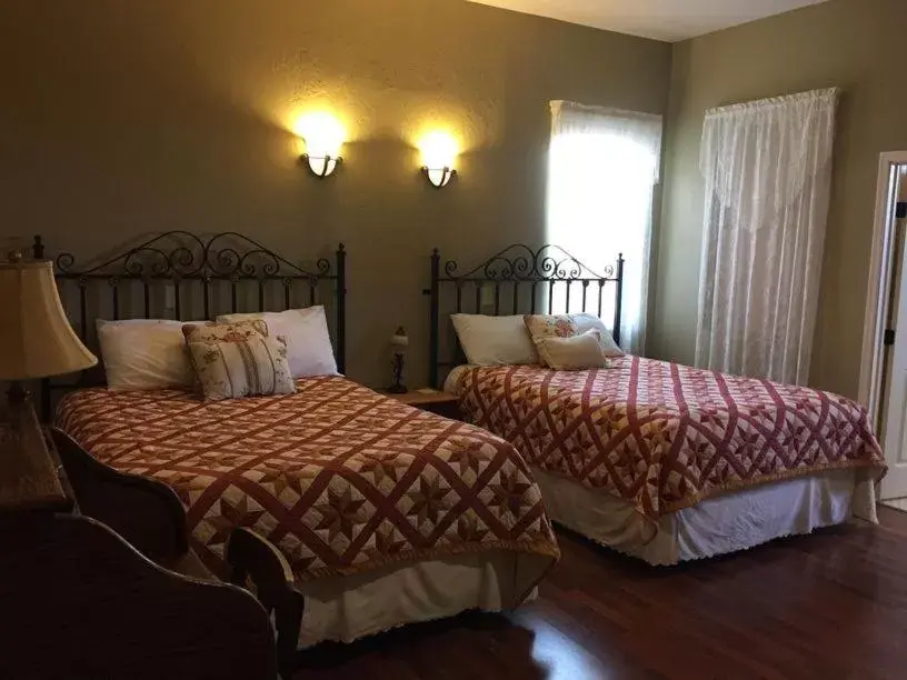 Family Room with Private Bathroom in Virgil's Corner B & B Family Room with Private Bathroom in Virgil's Corner B & B