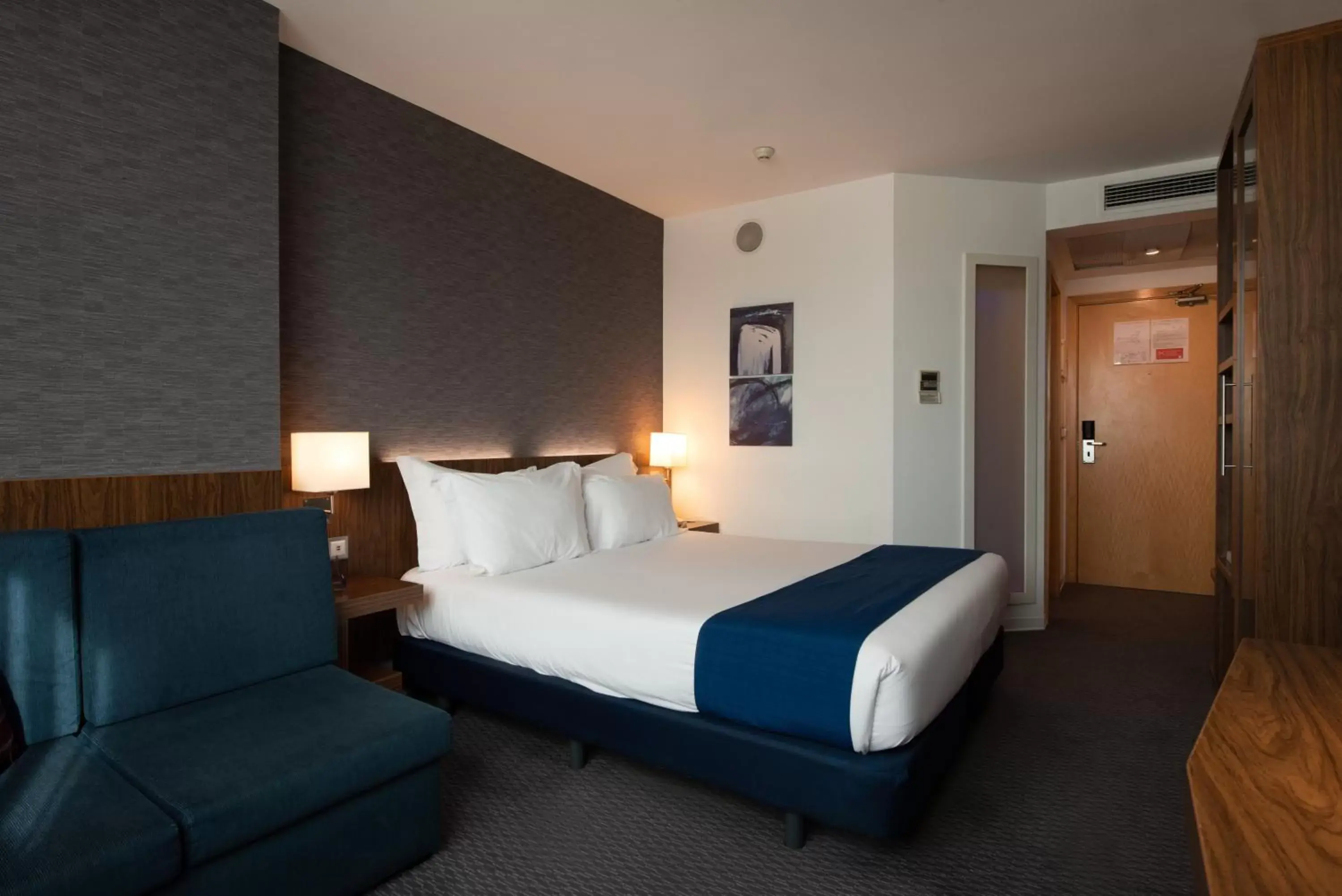 Double Room - Disability Access in Holiday Inn Express Lisbon Airport, an IHG Hotel Double Room - Disability Access in Holiday Inn Express Lisbon Airport, an IHG Hotel