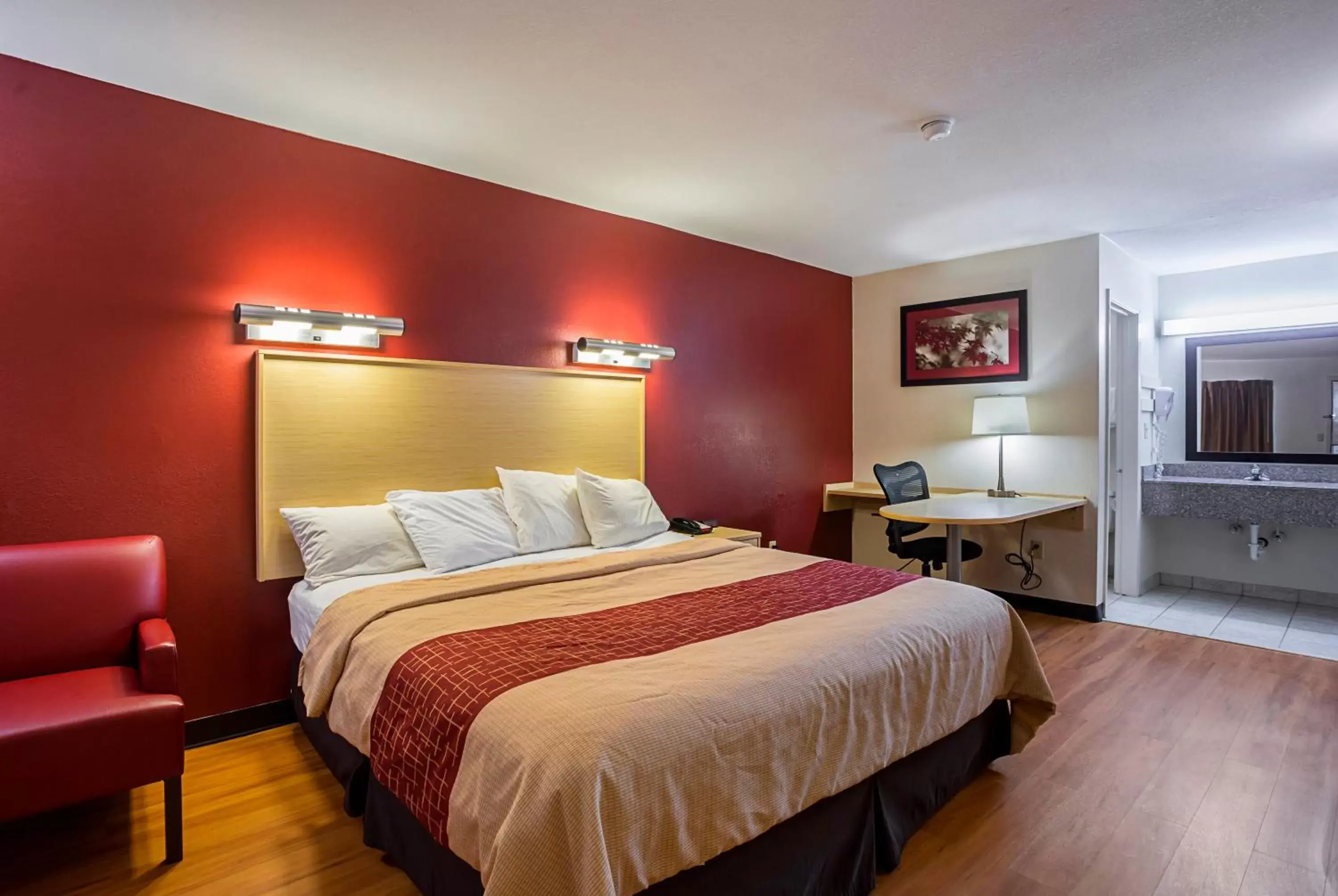 Superior King Room Non-Smoking in Red Roof Inn West Memphis, AR Superior King Room Non-Smoking in Red Roof Inn West Memphis, AR