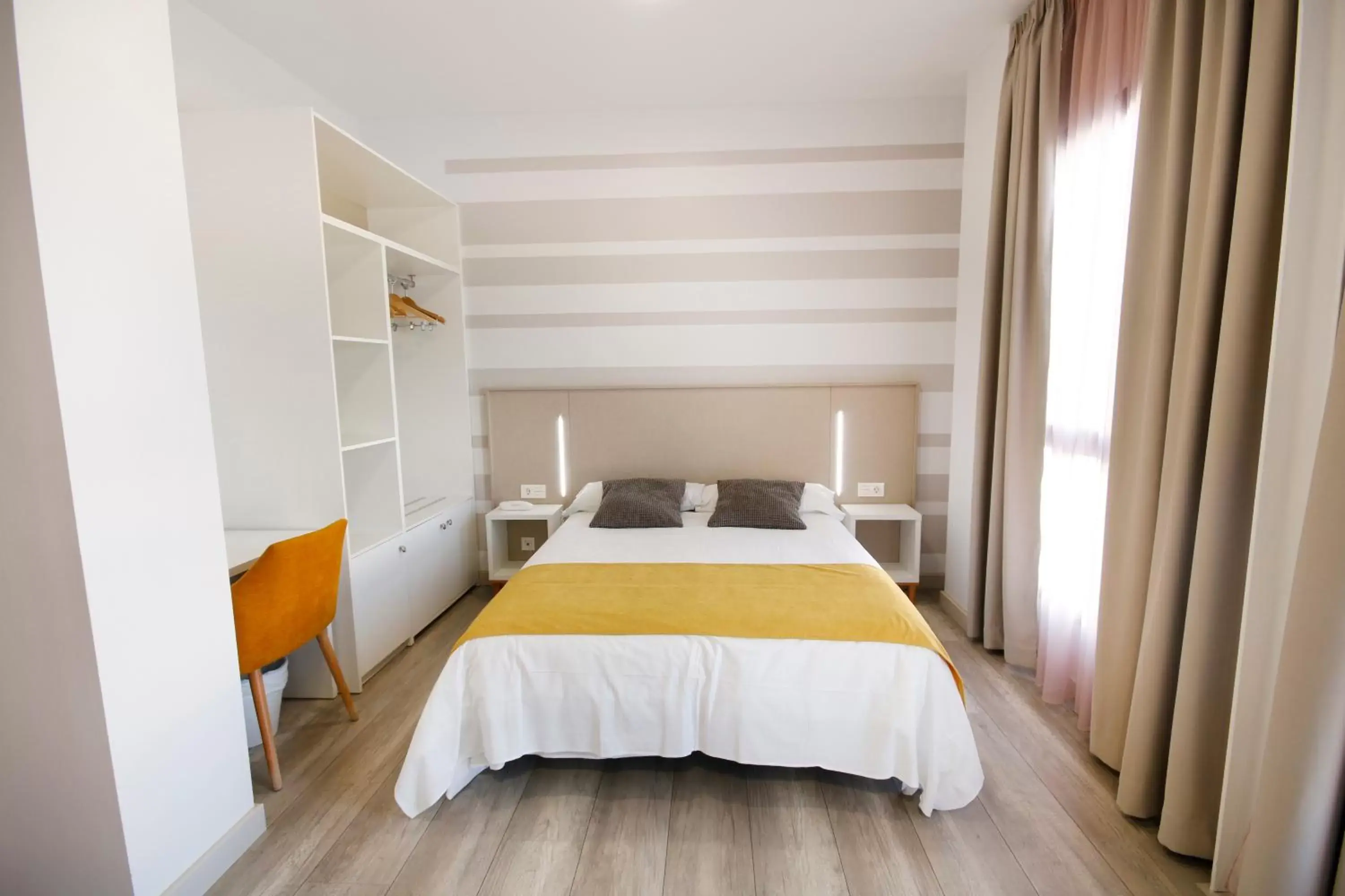 Queen Room in Hotel Leo Queen Room in Hotel Leo