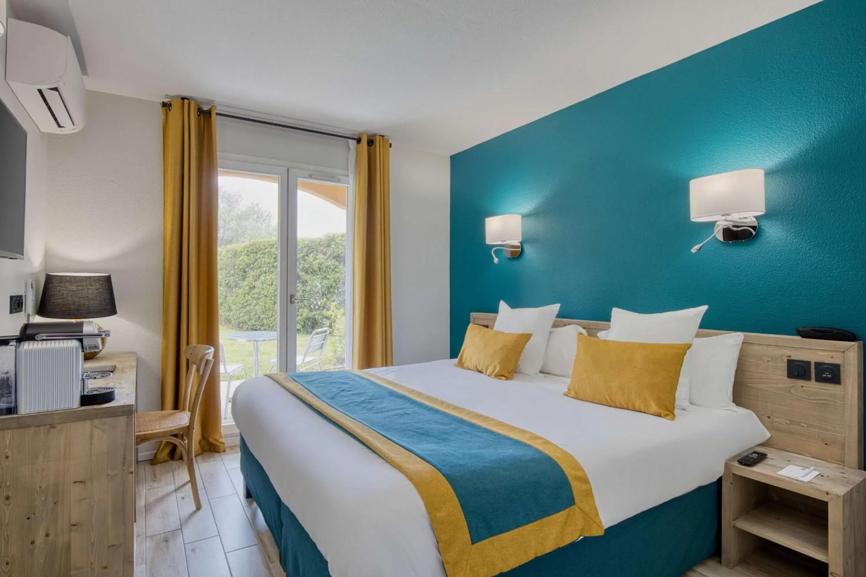 Classic King Room with Mountain View in Best Western Le Vauban Classic King Room with Mountain View in Best Western Le Vauban