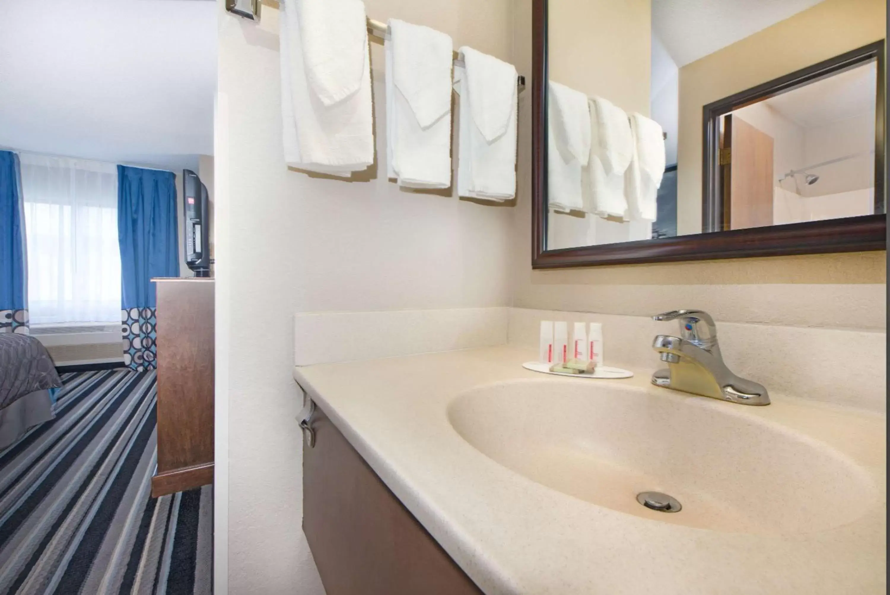 Queen Room - Non-Smoking in Super 8 by Wyndham Fairfield Queen Room - Non-Smoking in Super 8 by Wyndham Fairfield