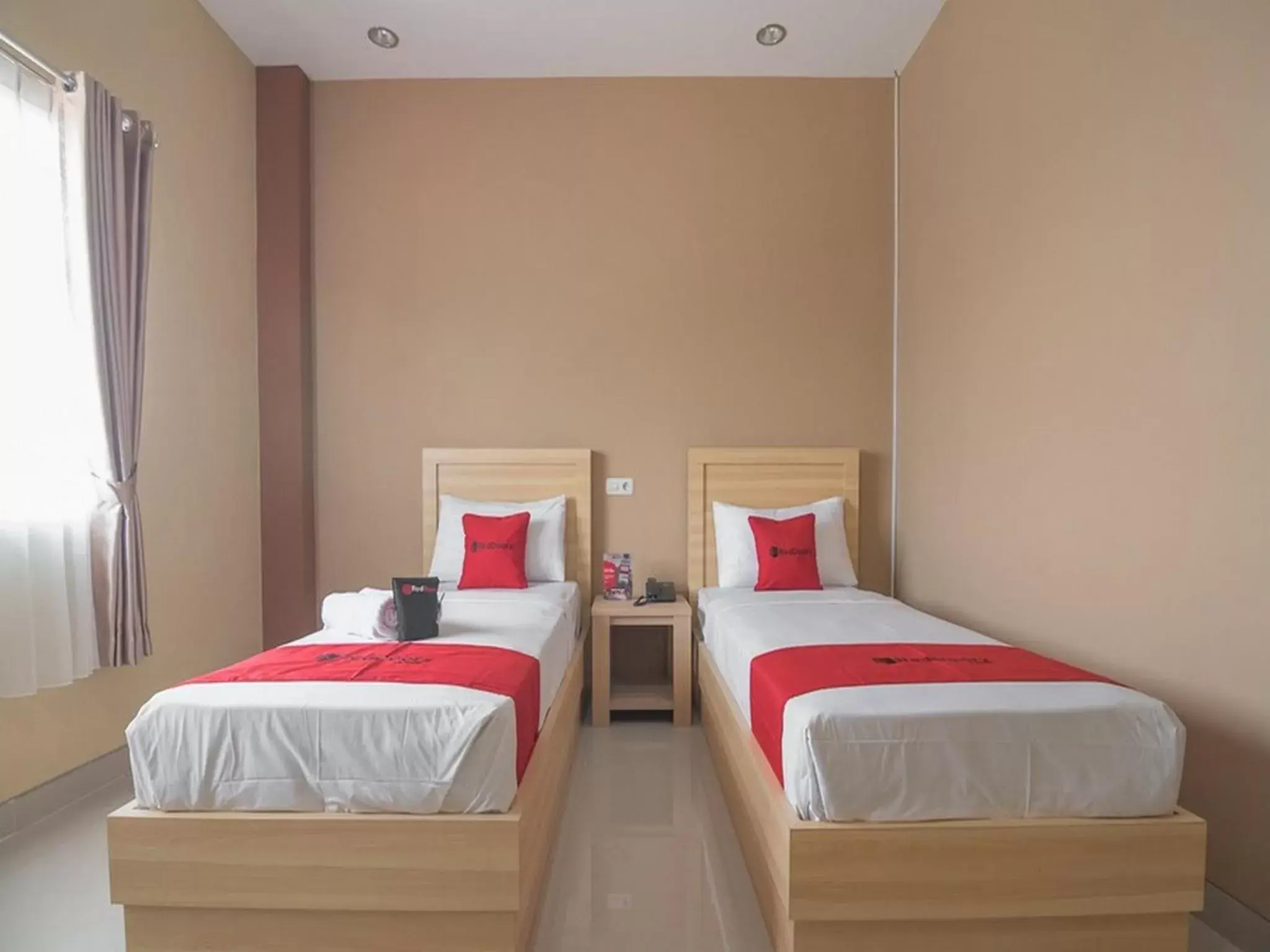 Standard Twin Room in RedDoorz near Islamic Center Samarinda Standard Twin Room in RedDoorz near Islamic Center Samarinda