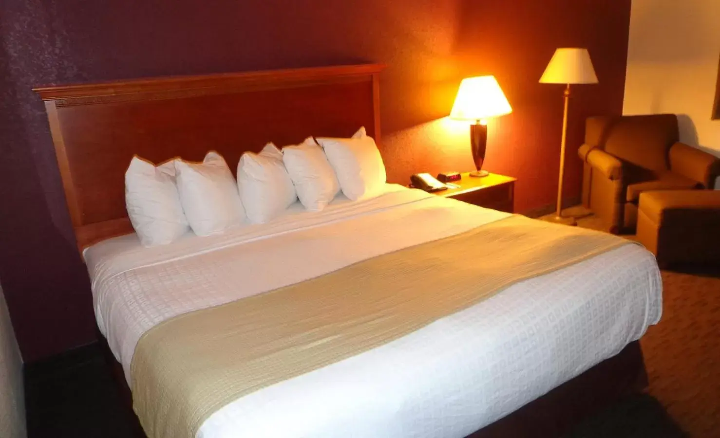 One-Bedroom Premier King Suite - Non-Smoking in AmericInn by Wyndham Marshall One-Bedroom Premier King Suite - Non-Smoking in AmericInn by Wyndham Marshall