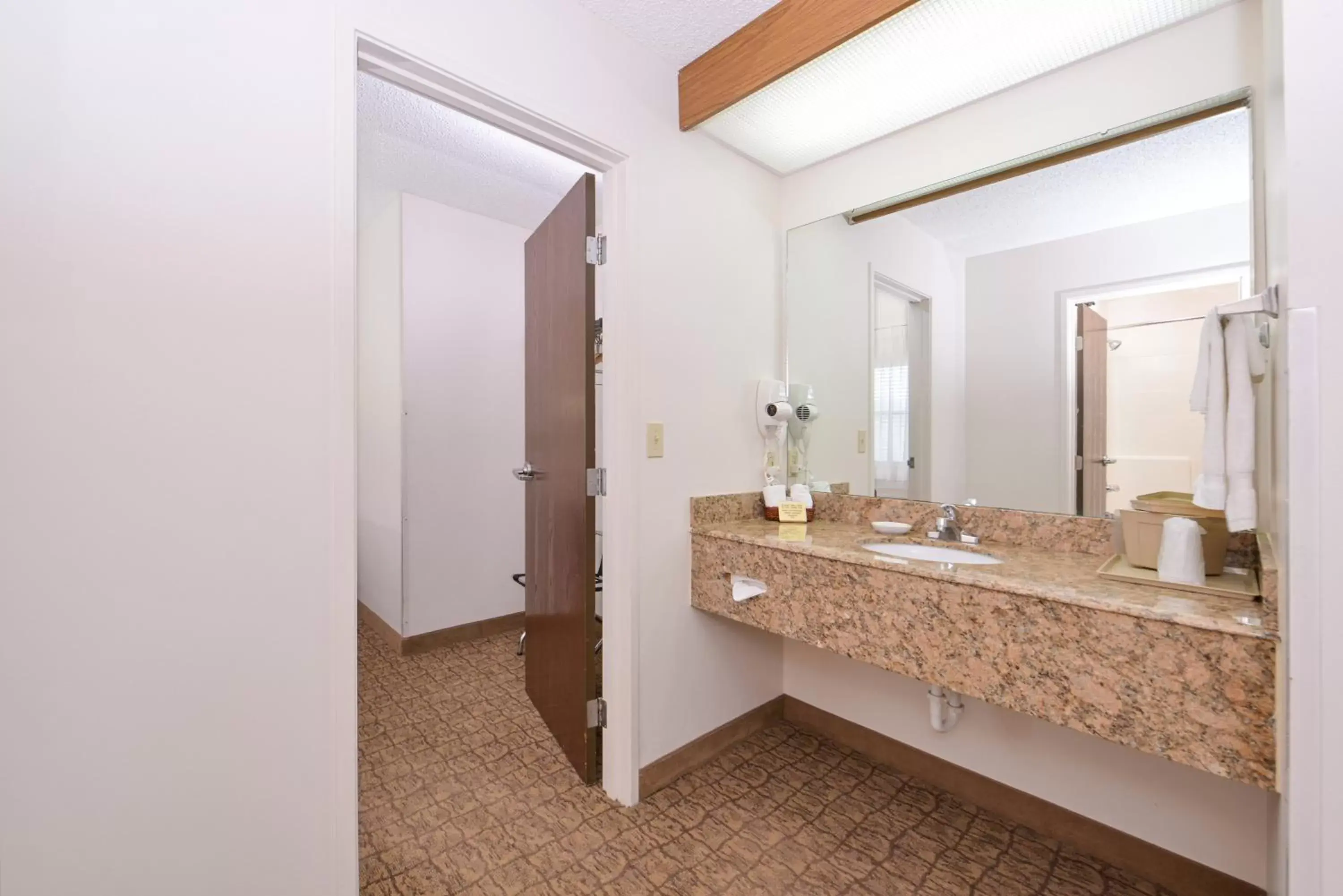 Deluxe Queen Studio in Briarwood Inn Of Geneva Deluxe Queen Studio in Briarwood Inn Of Geneva