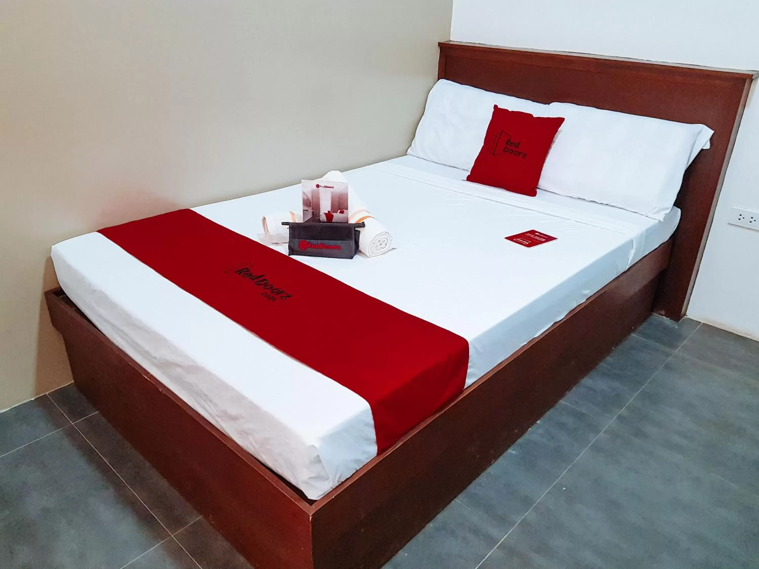 Standard Double Room in RedDoorz @ Caimito Drive Dampas Standard Double Room in RedDoorz @ Caimito Drive Dampas
