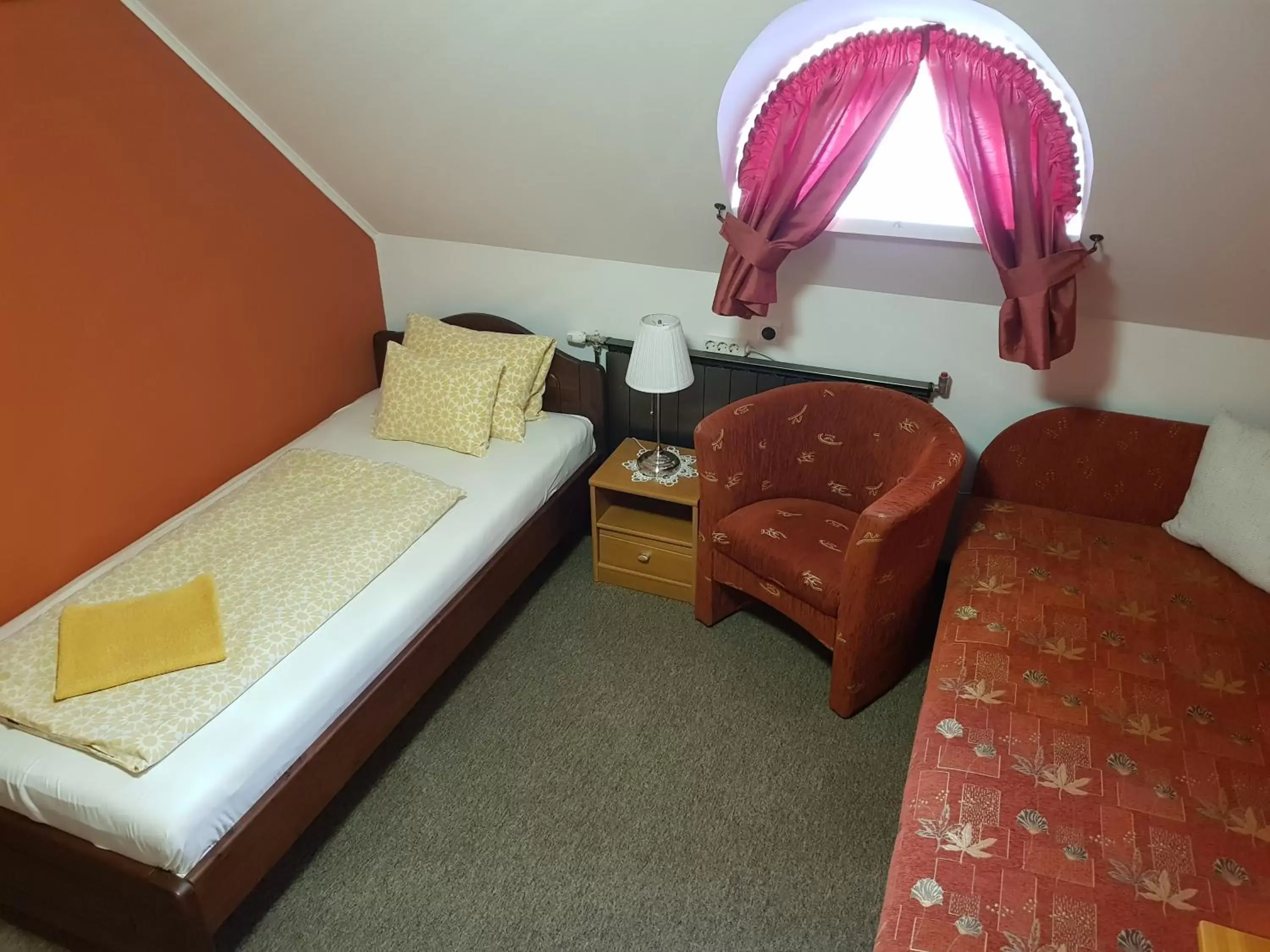 Budget Twin Room - single occupancy in Duna Panzió Budget Twin Room - single occupancy in Duna Panzió